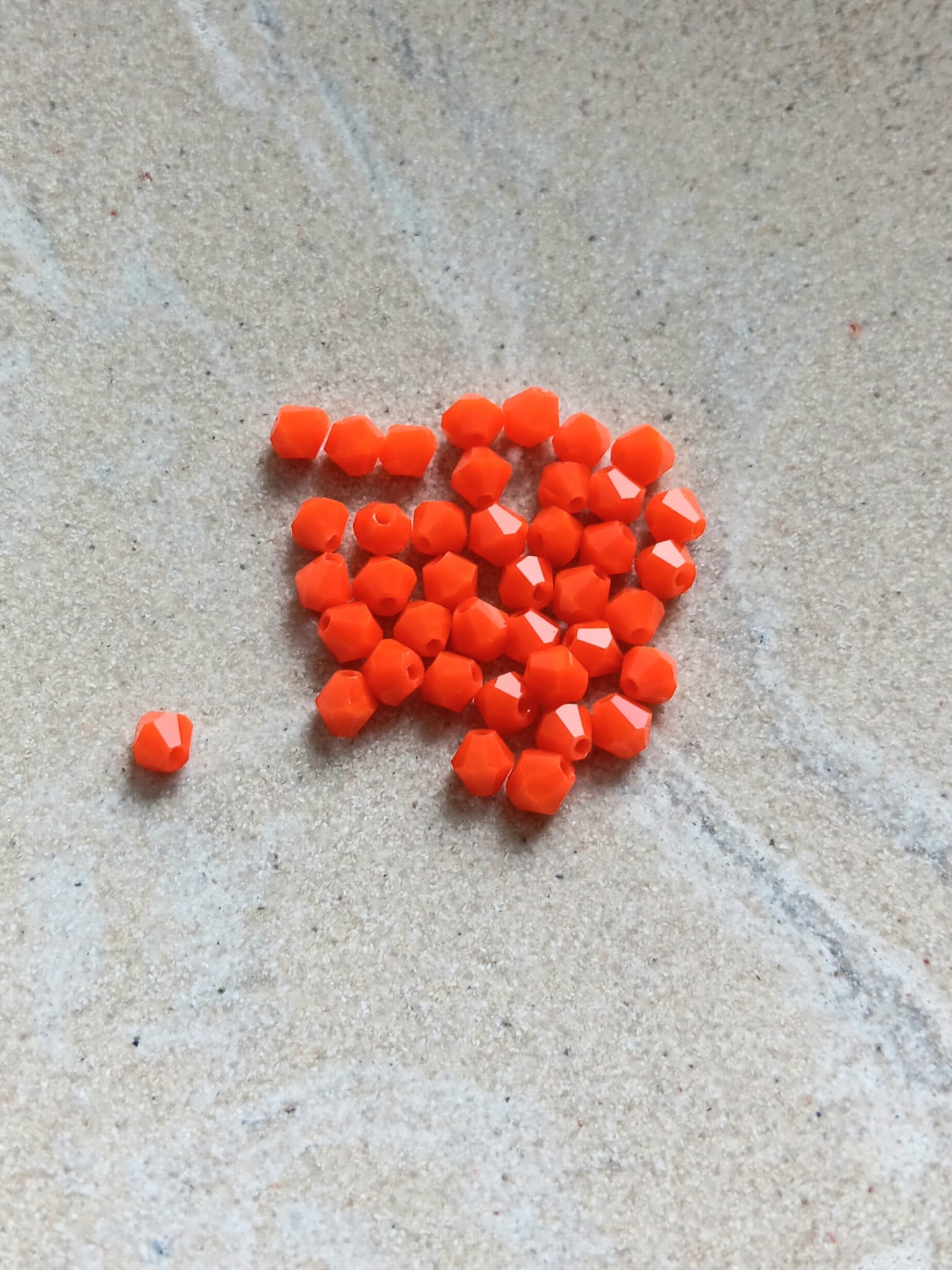 perlesetcreationbijoux-perles-toupies-verre-4mm-orange