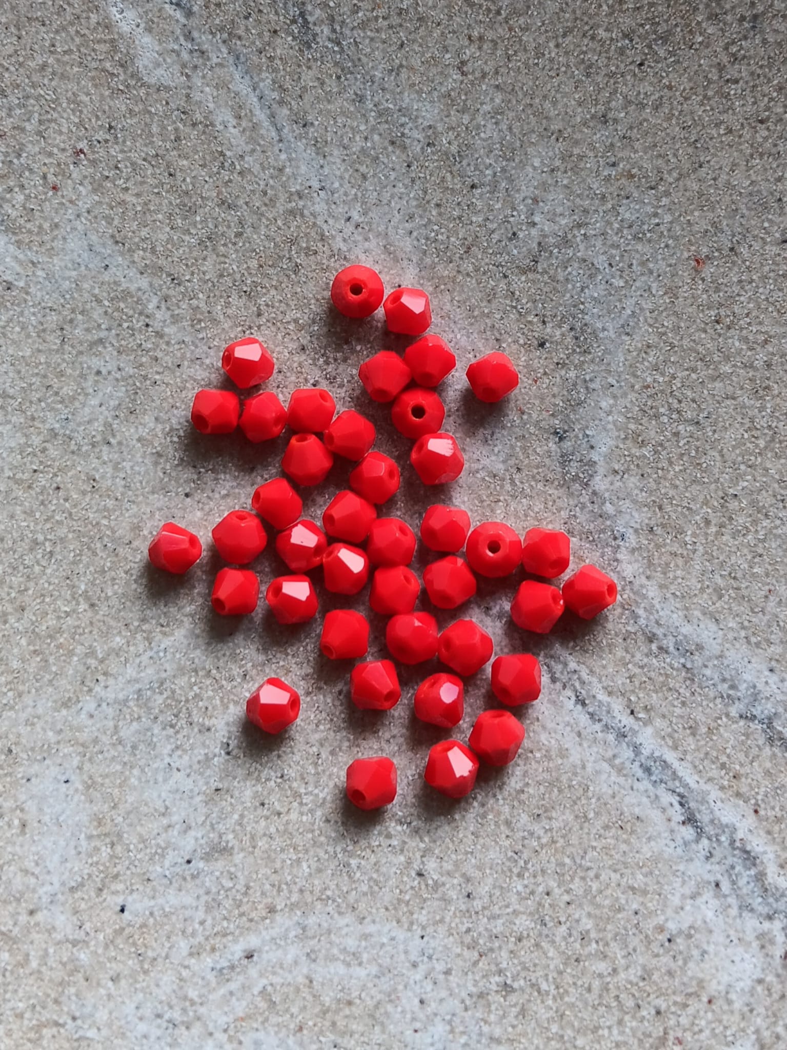 perlesetcreationbijoux-perles-toupies-verre-4mm-rouge
