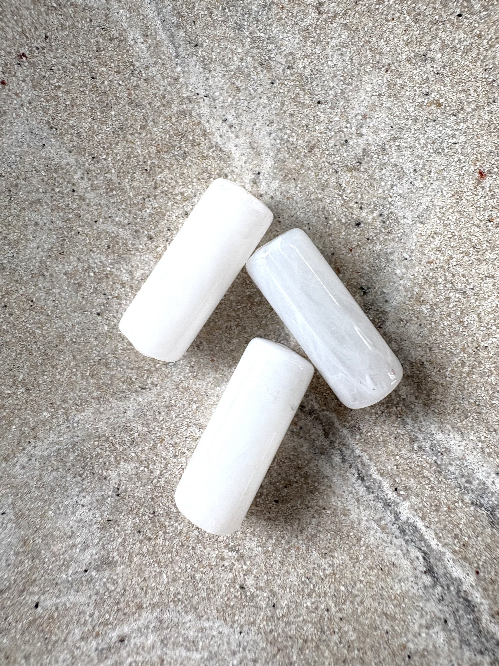 perlesetcreationbijoux - perles tubes marbrées en acrylique de 20x8 mm blanches