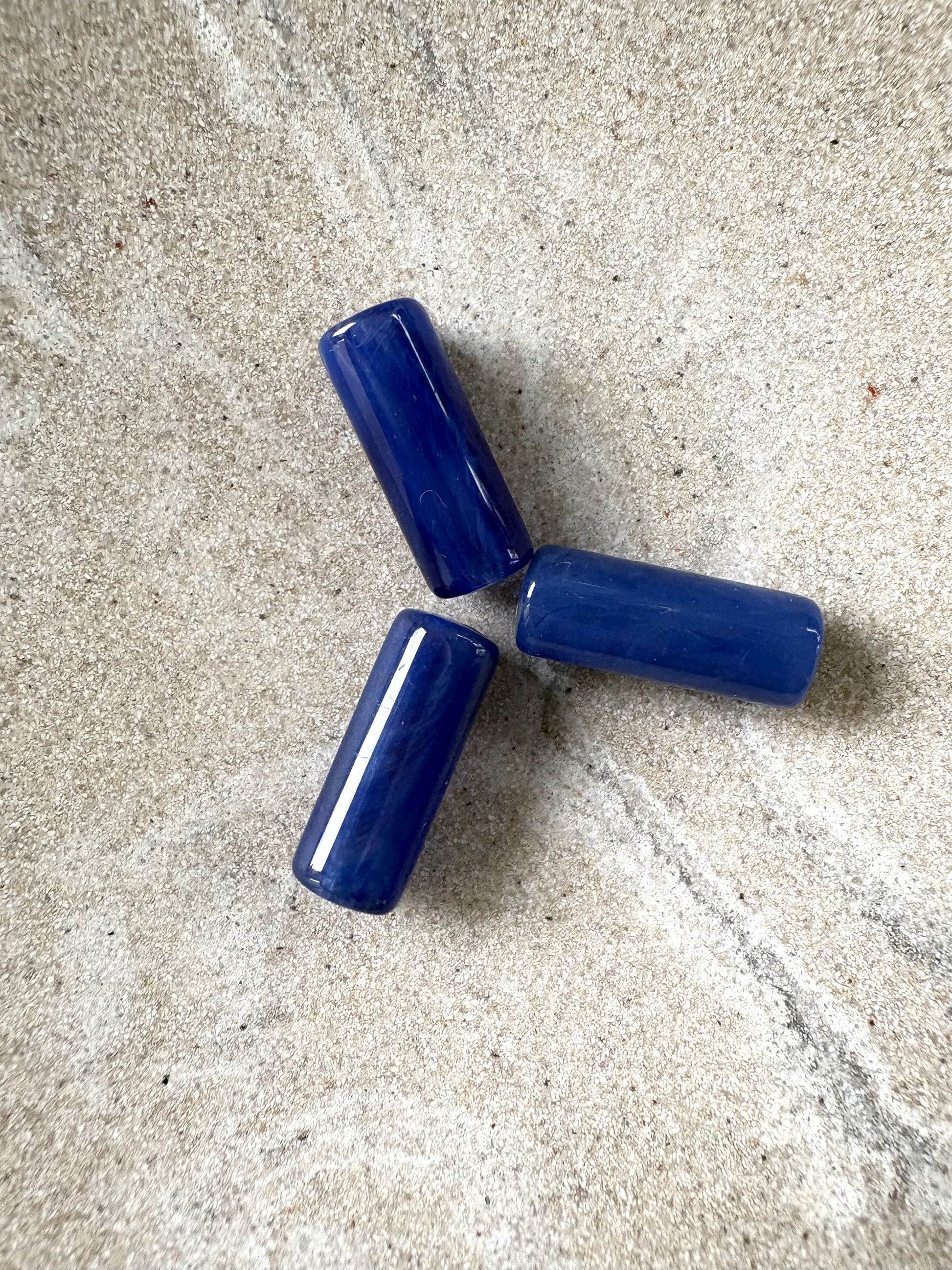 perlesetcreationbijoux - perles tubes marbrées en acrylique de 20x8 mm bleu marine