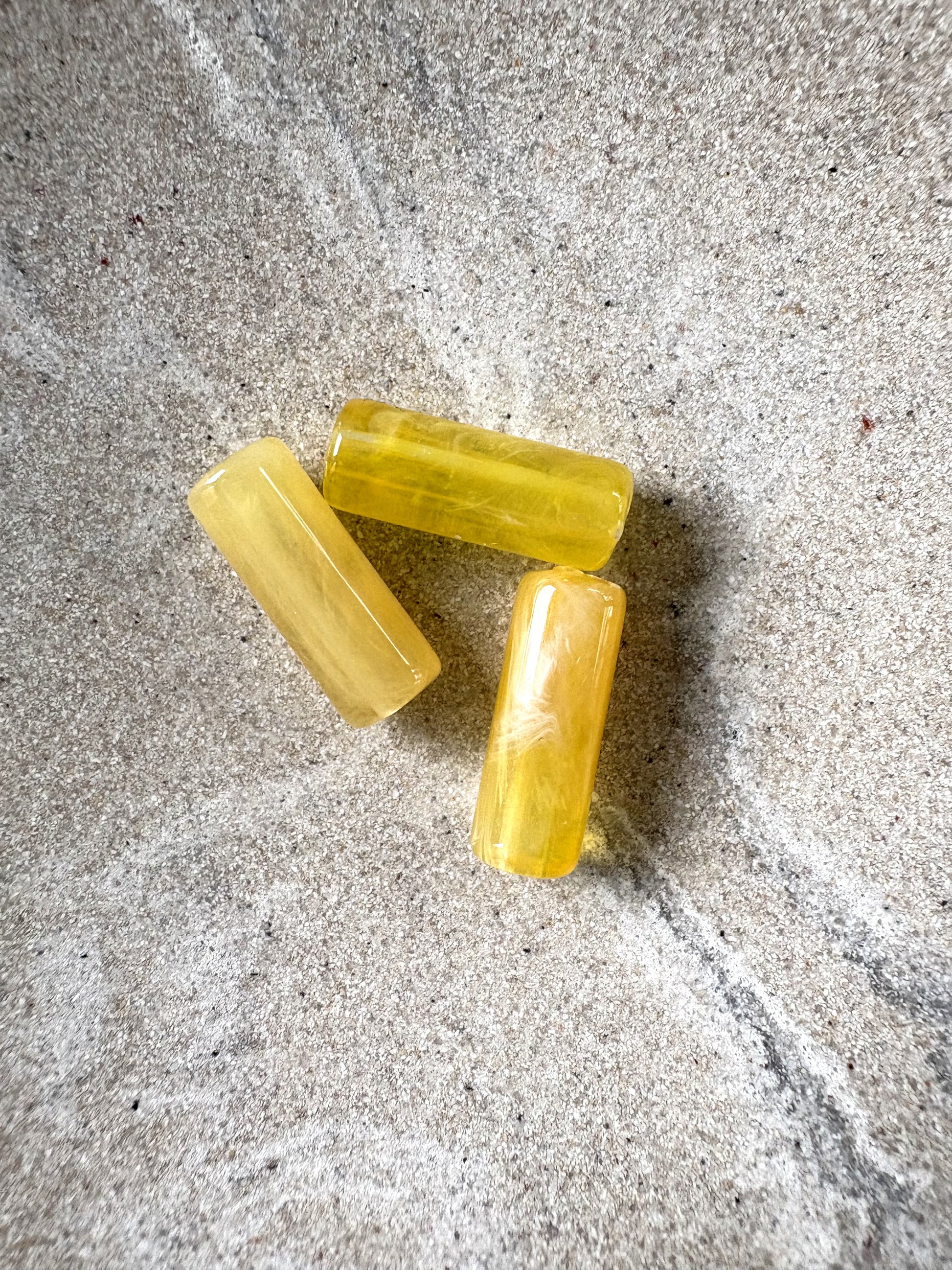 perlesetcreationbijoux - perles tubes marbrées en acrylique de 20x8 mm jaunes