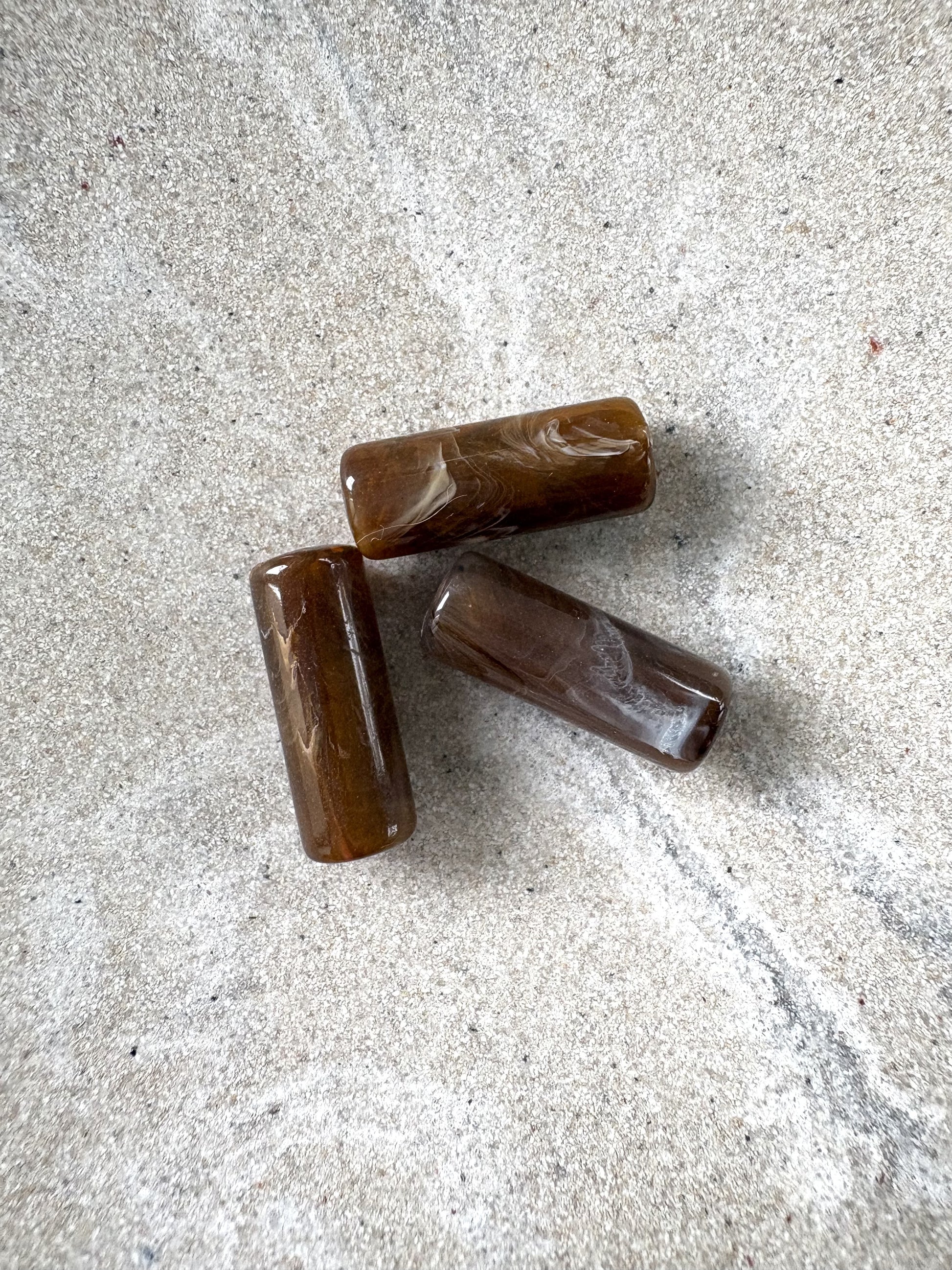 perlesetcreationbijoux - perles tubes marbrées en acrylique de 20x8 mm marron