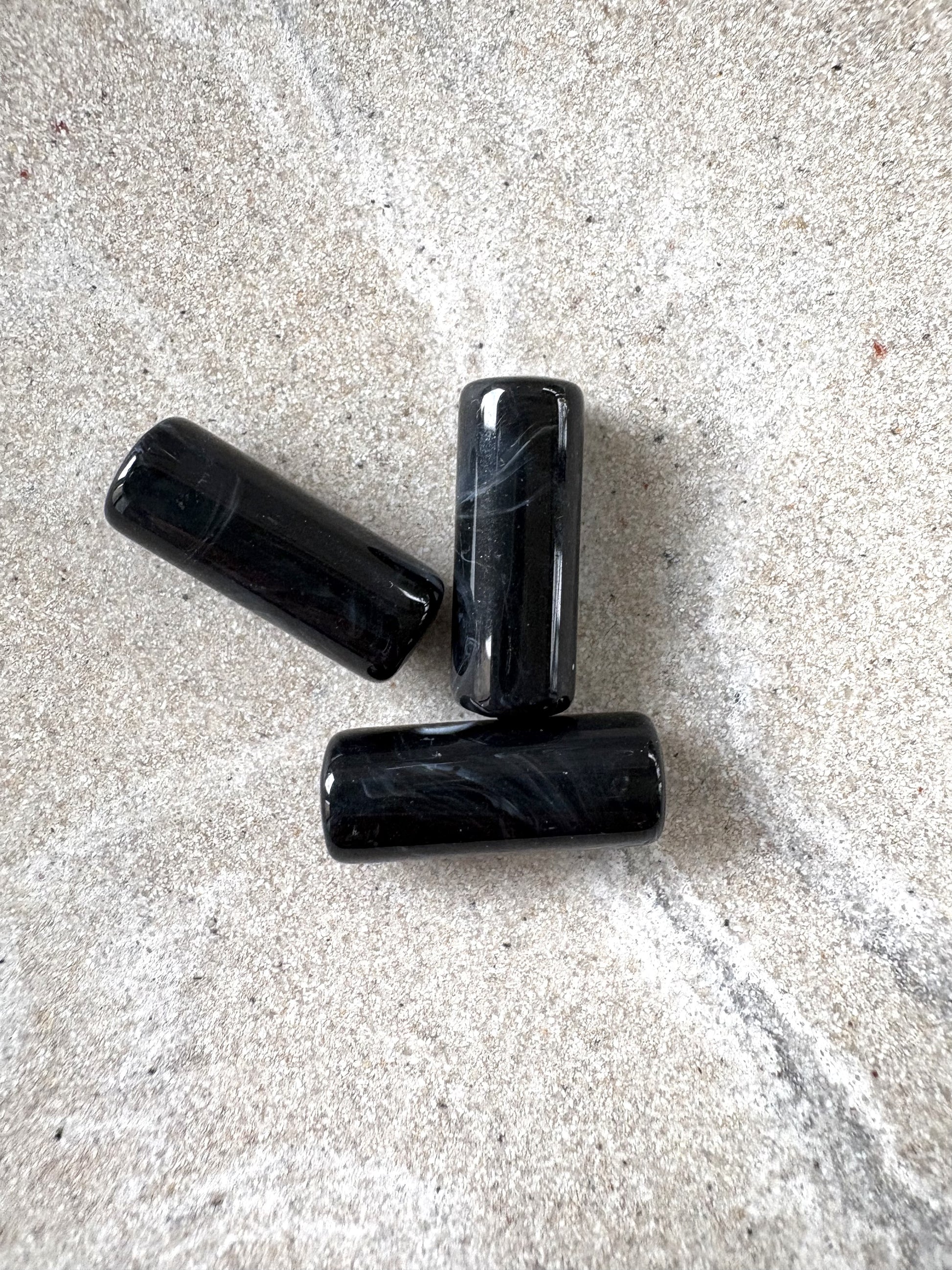 perlesetcreationbijoux - perles tubes marbrées en acrylique de 20x8 mm noires