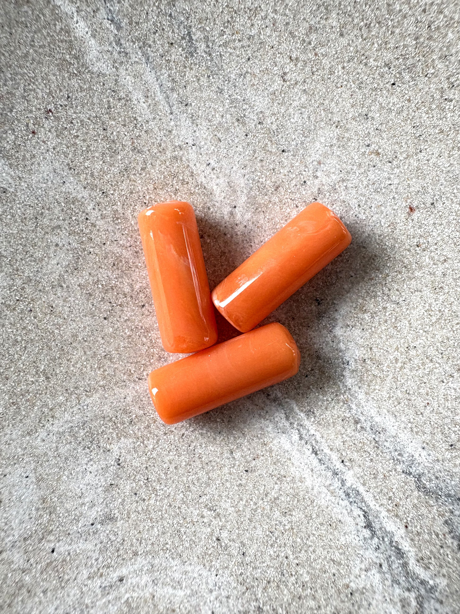 perlesetcreationbijoux - perles tubes marbrées en acrylique de 20x8 mm oranges
