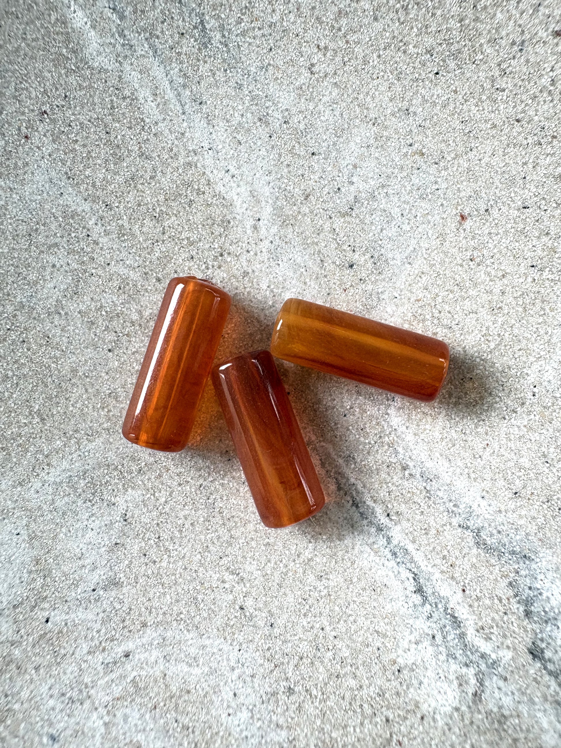 perlesetcreationbijoux - perles tubes marbrées en acrylique de 20x8 mm oranges