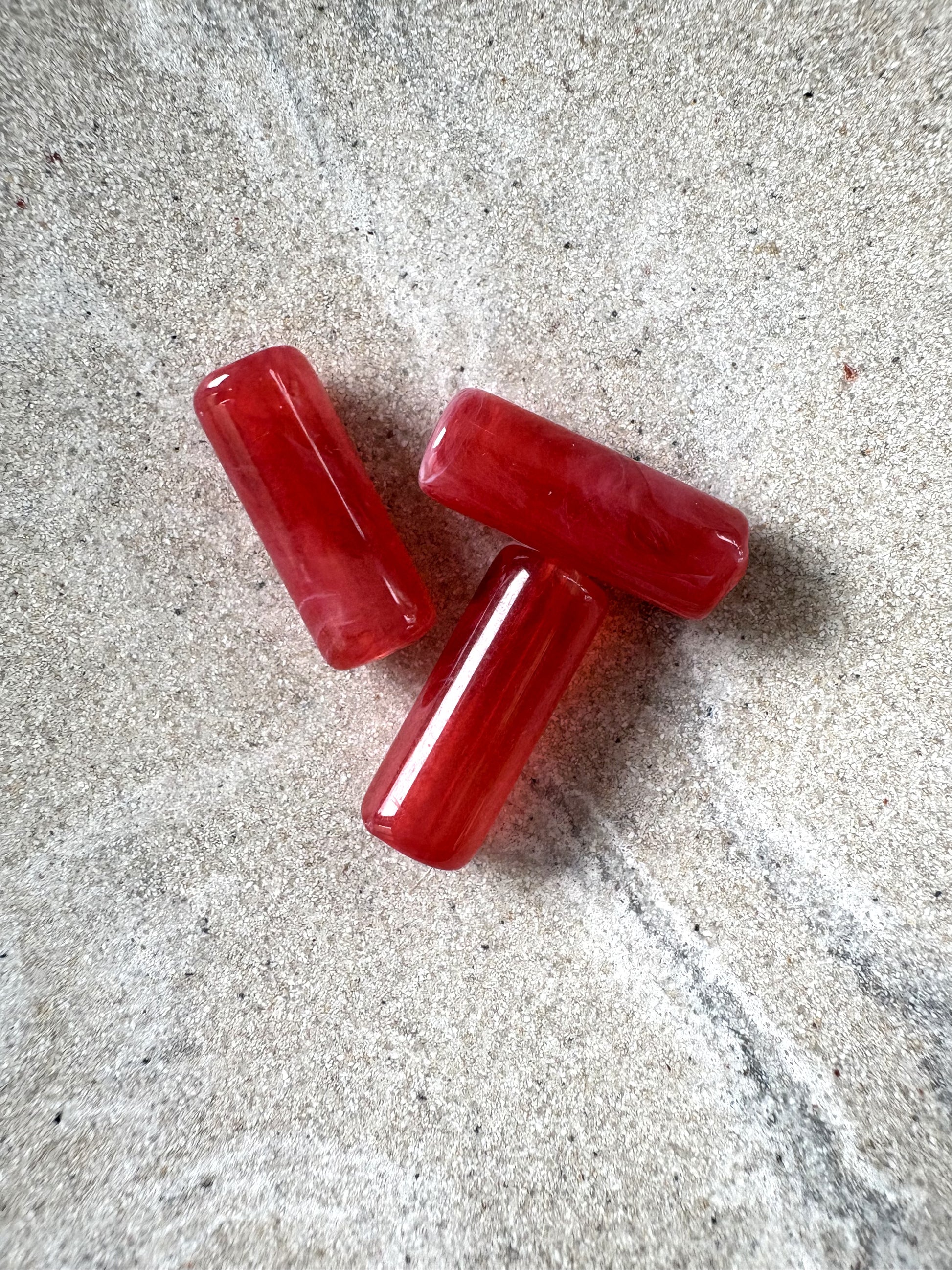 perlesetcreationbijoux - perles tubes marbrées en acrylique de 20x8 mm rouges
