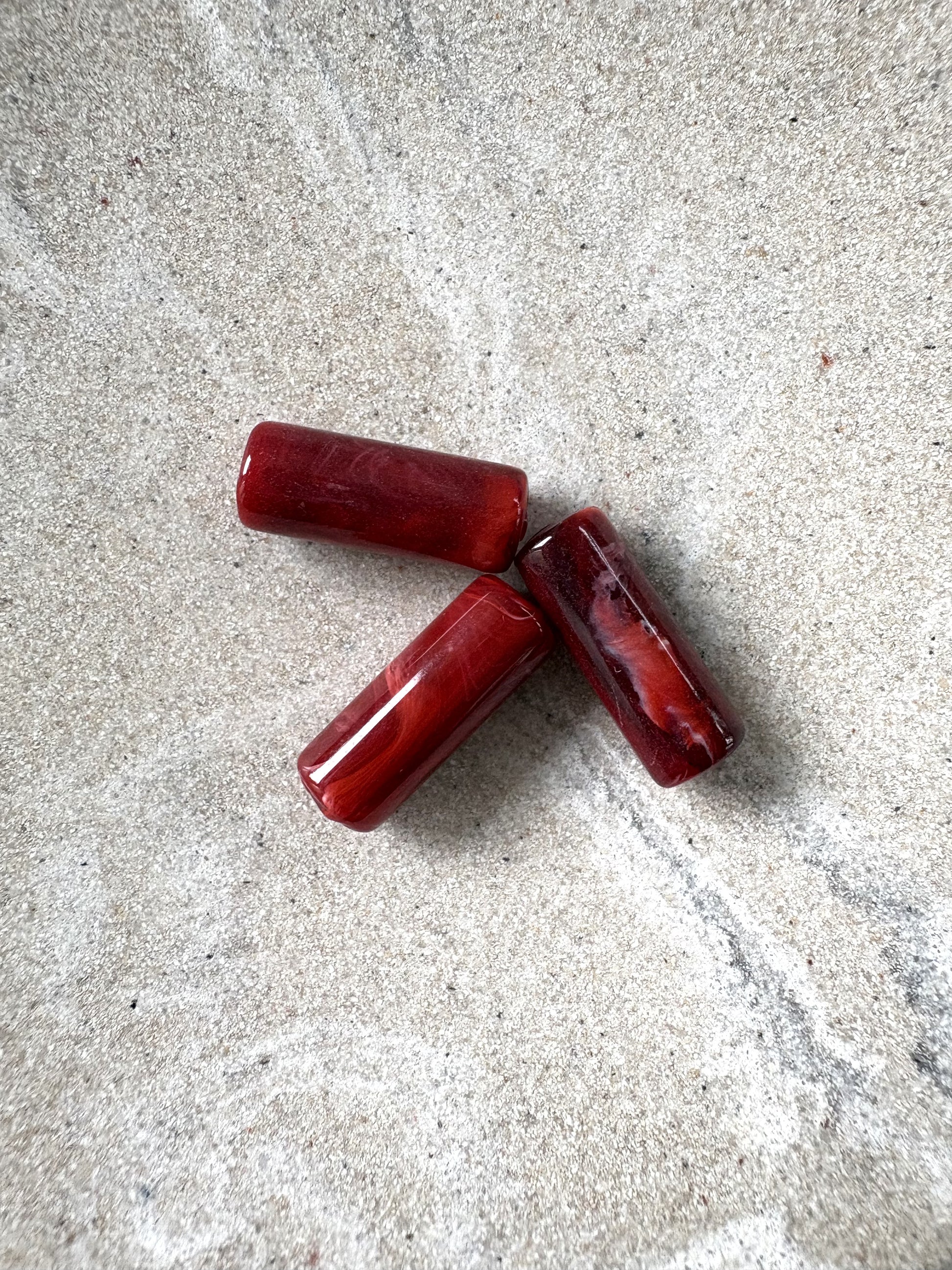 perlesetcreationbijoux - perles tubes marbrées en acrylique de 20x8 mm bordeaux