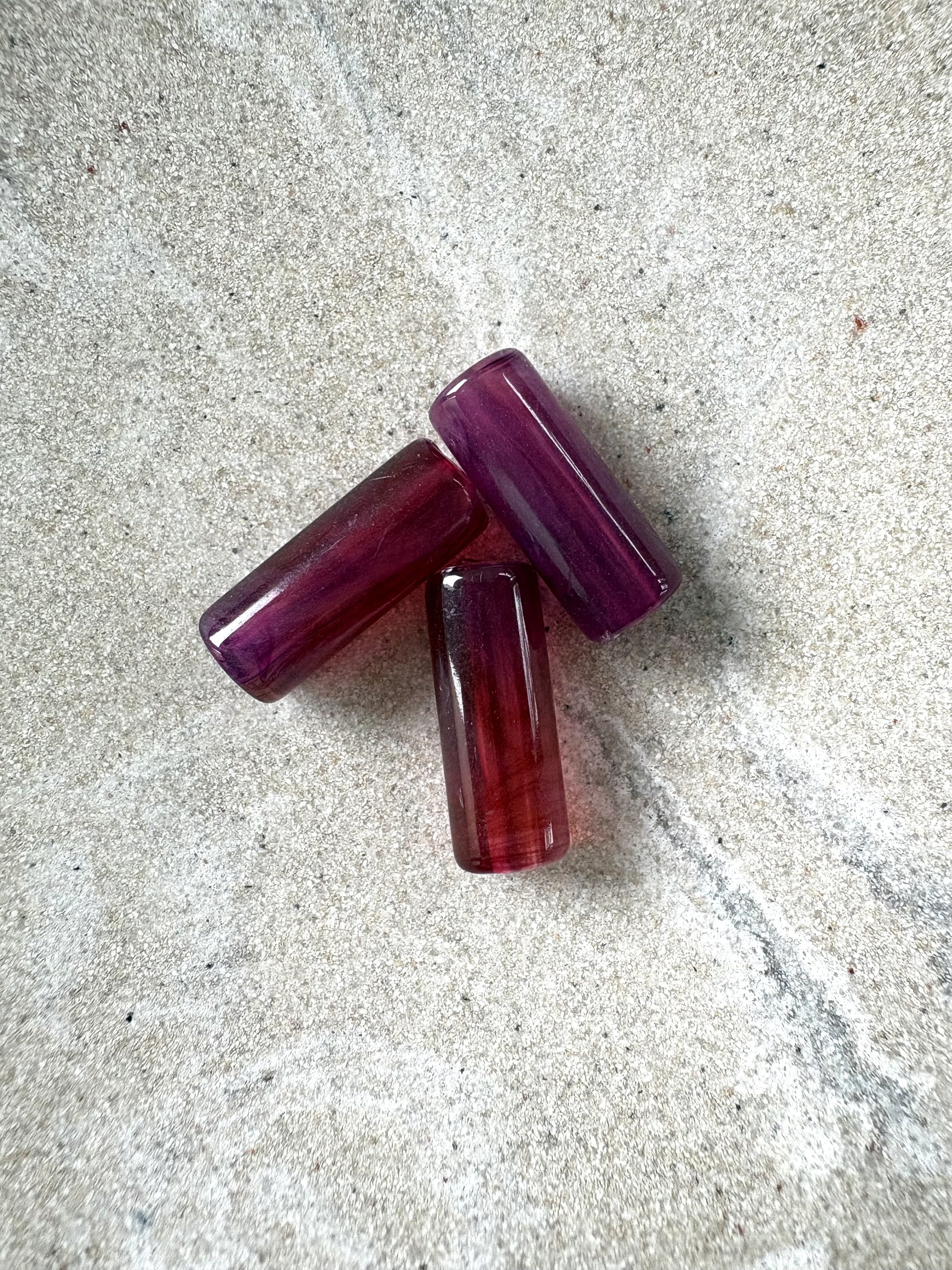 perlesetcreationbijoux - perles tubes marbrées en acrylique de 20x8 mm violettes
