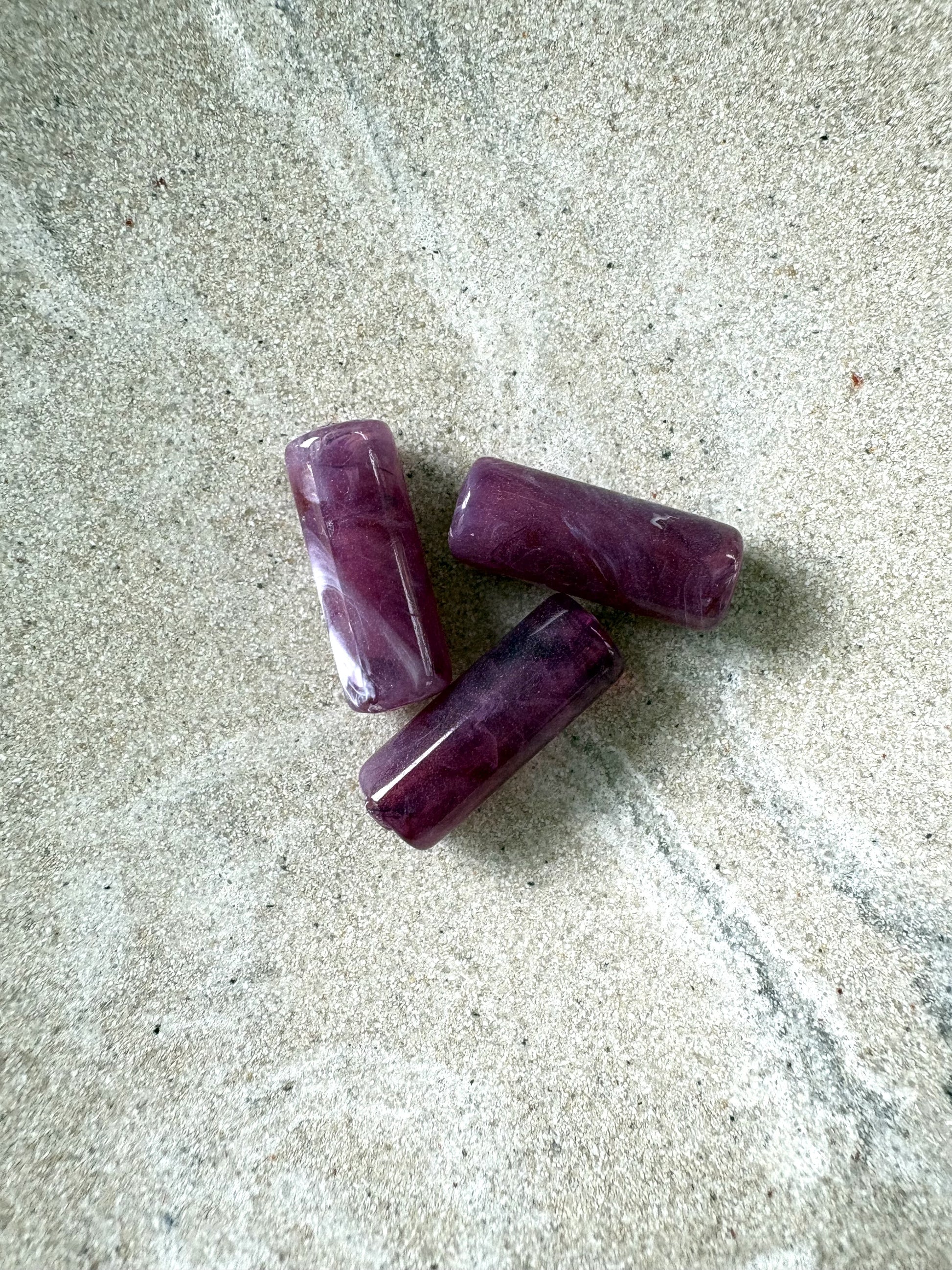 perlesetcreationbijoux - perles tubes marbrées en acrylique de 20x8 mm violettes