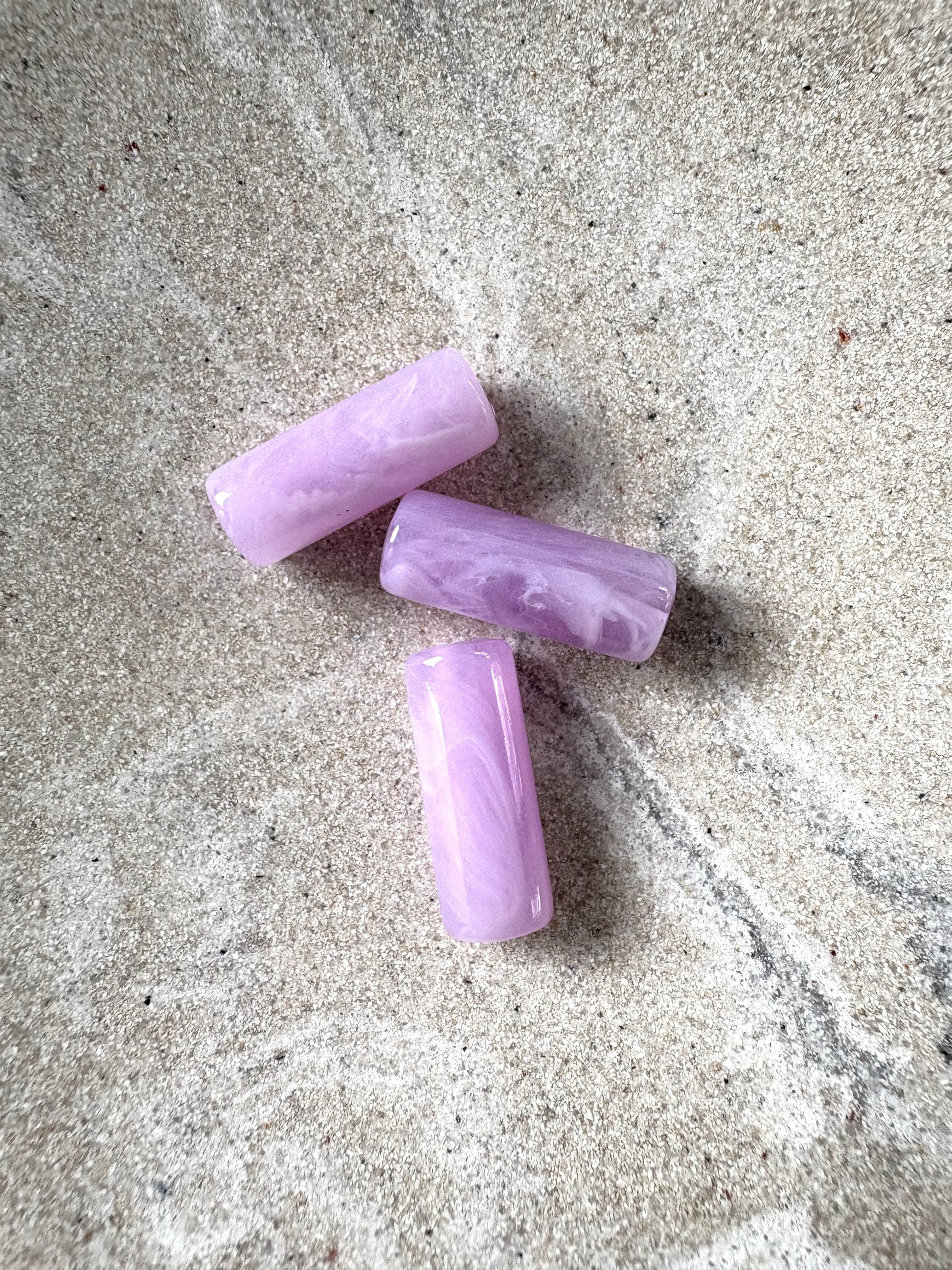 perlesetcreationbijoux - perles tubes marbrées en acrylique de 20x8 mm violettes