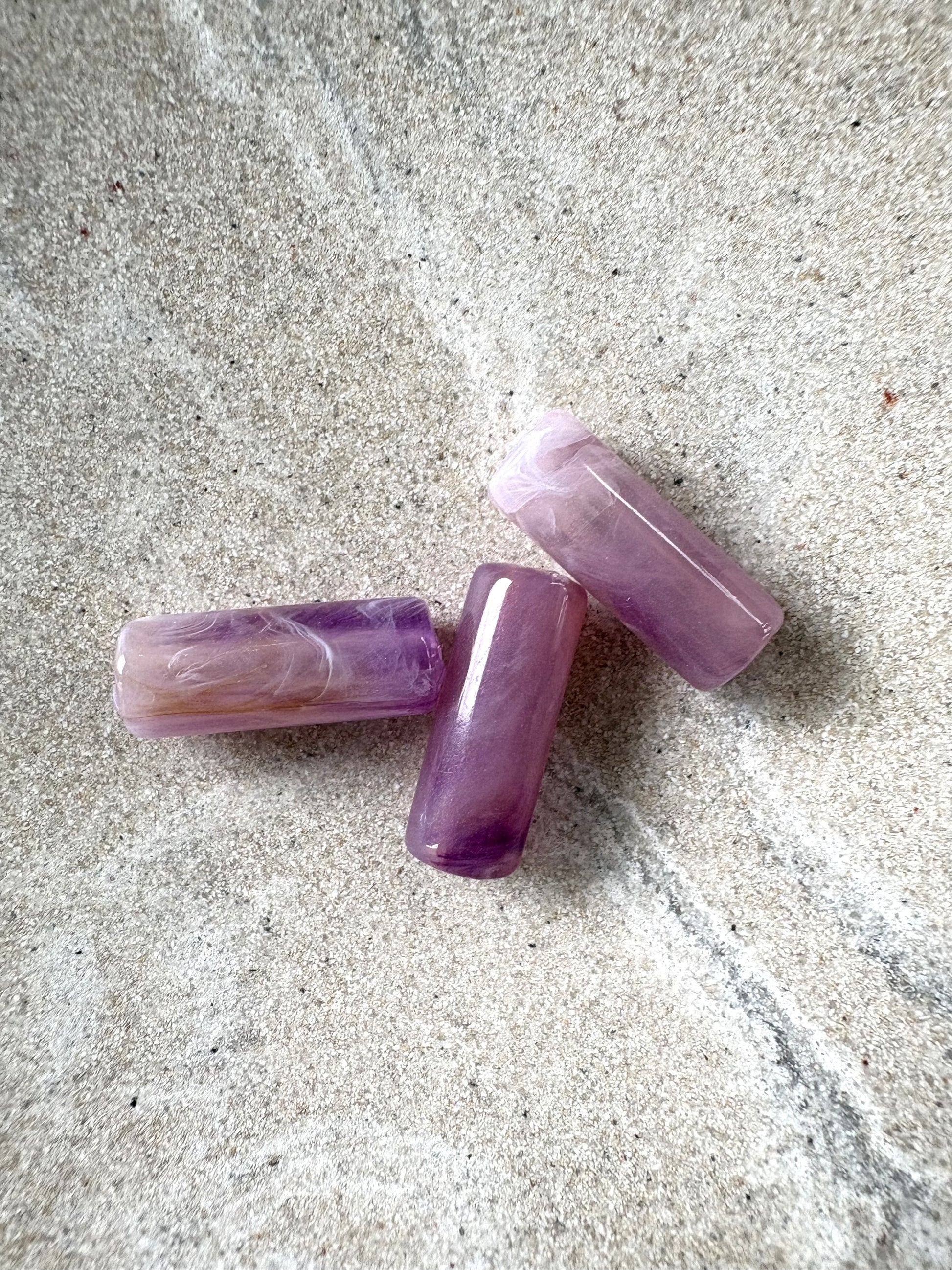 perlesetcreationbijoux - perles tubes marbrées en acrylique de 20x8 mm violettes