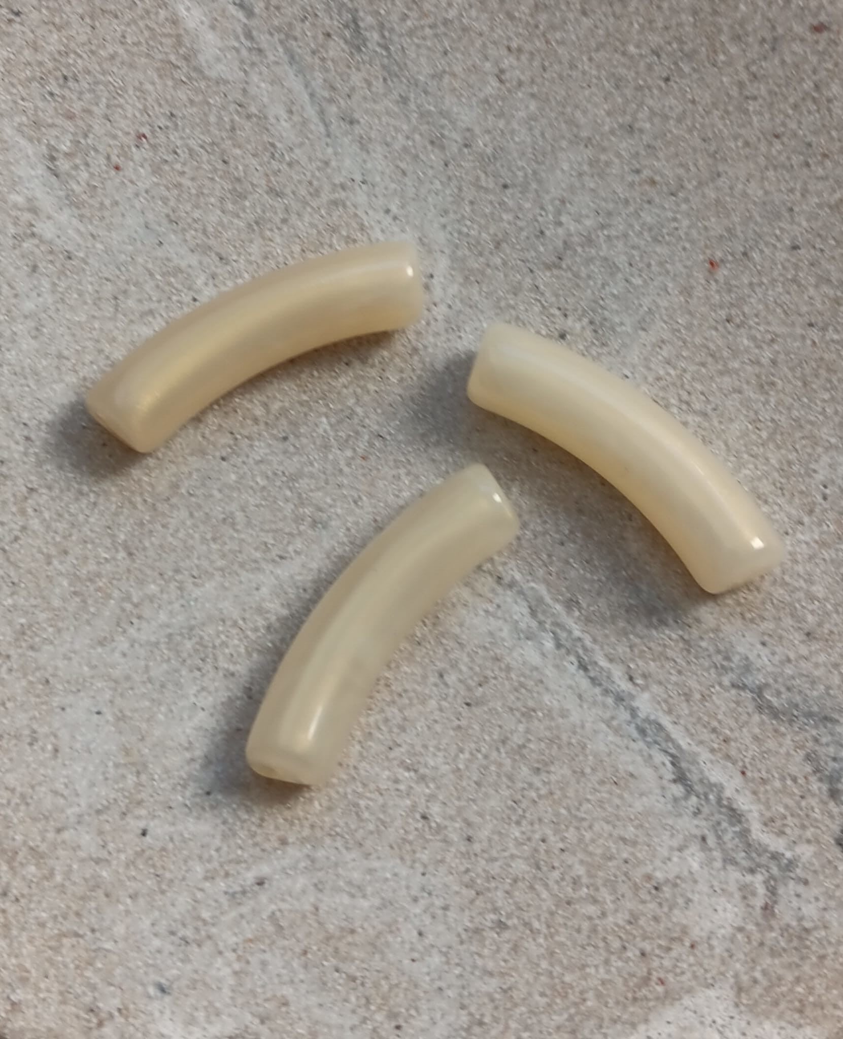 perlesetcreationbijoux - perle tube incurvé beige irrisé en acrylique