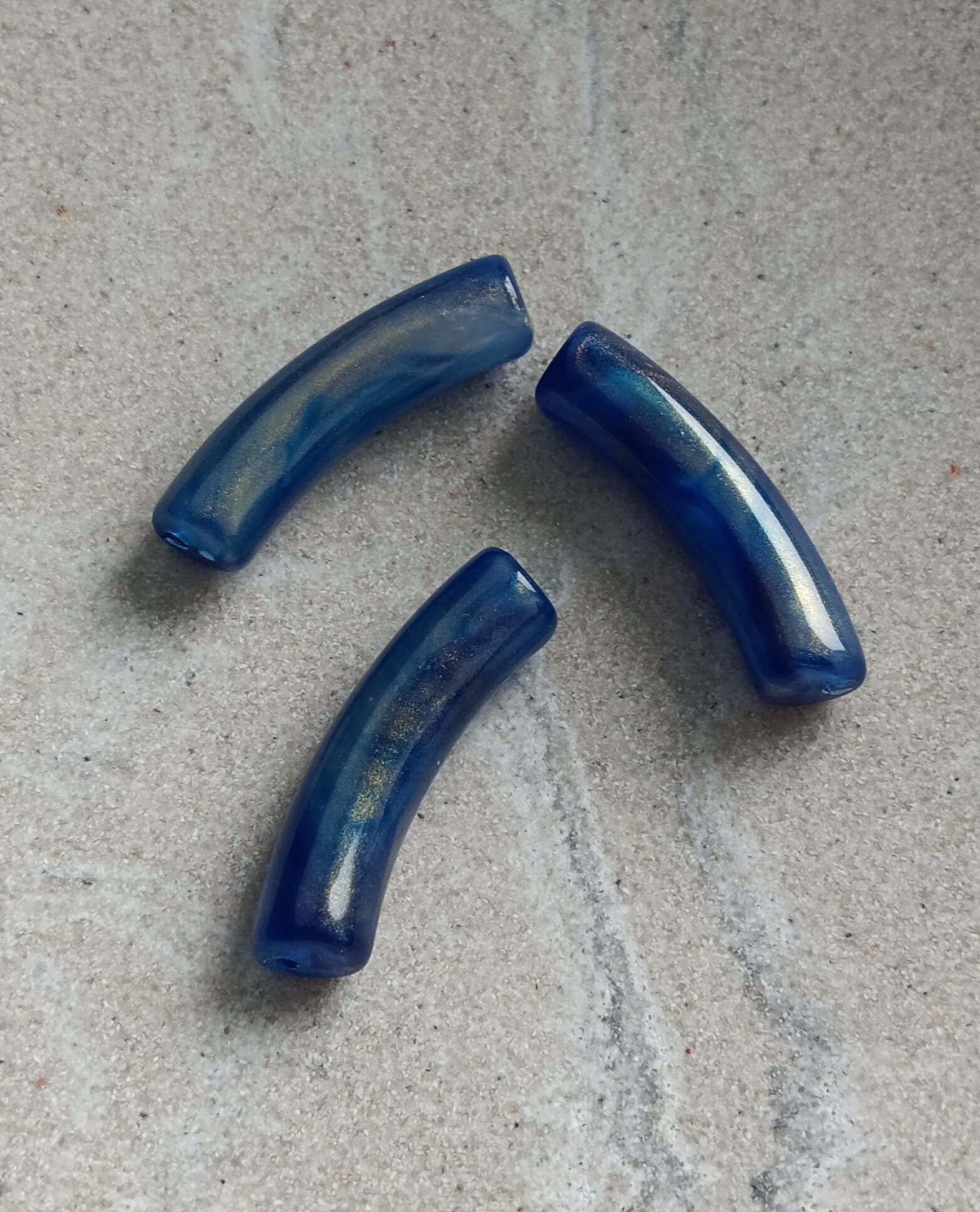 Perle tube incurvé en acrylique irrisé - 32x10 mm