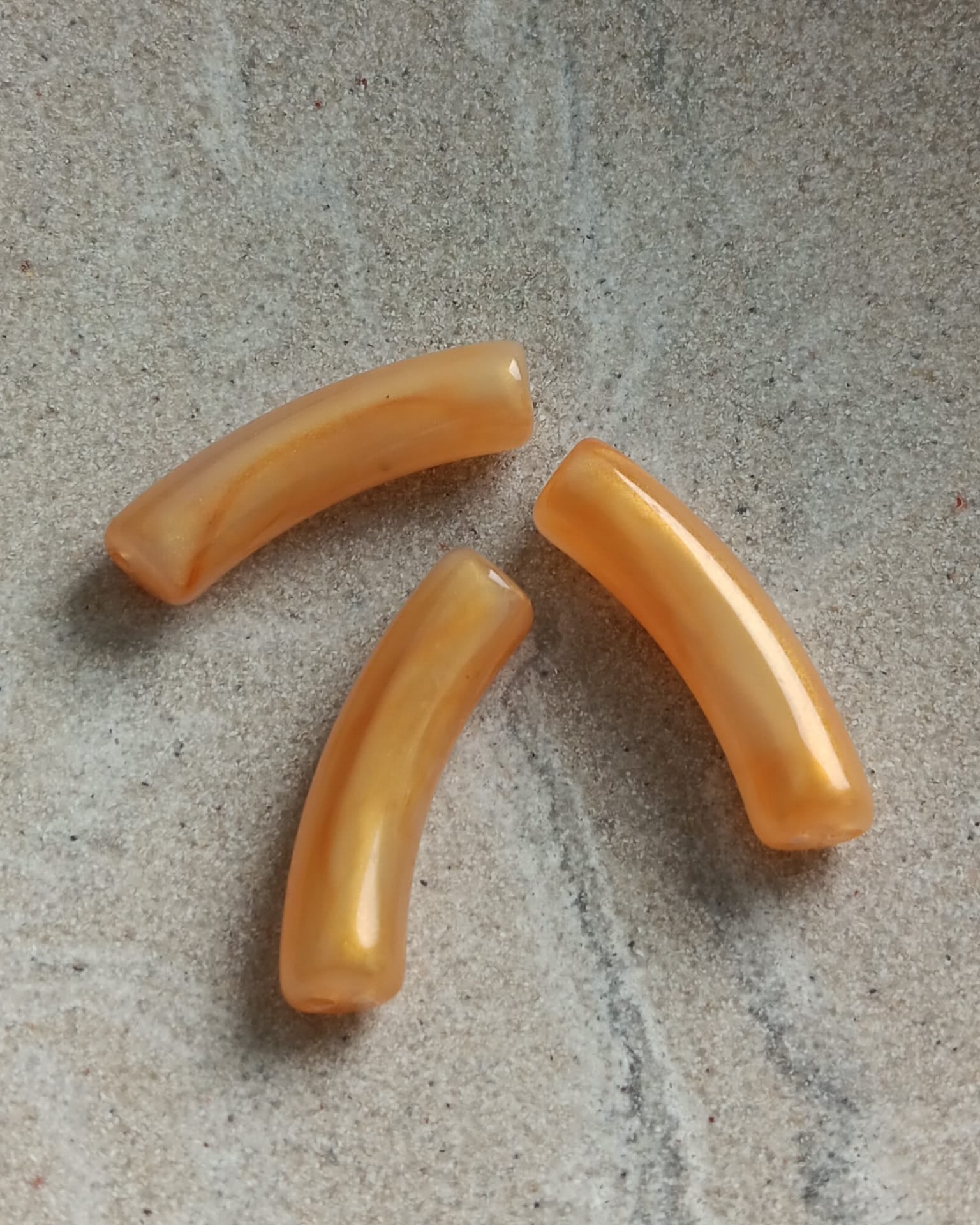 Perle tube incurvé en acrylique irrisé - 32x10 mm