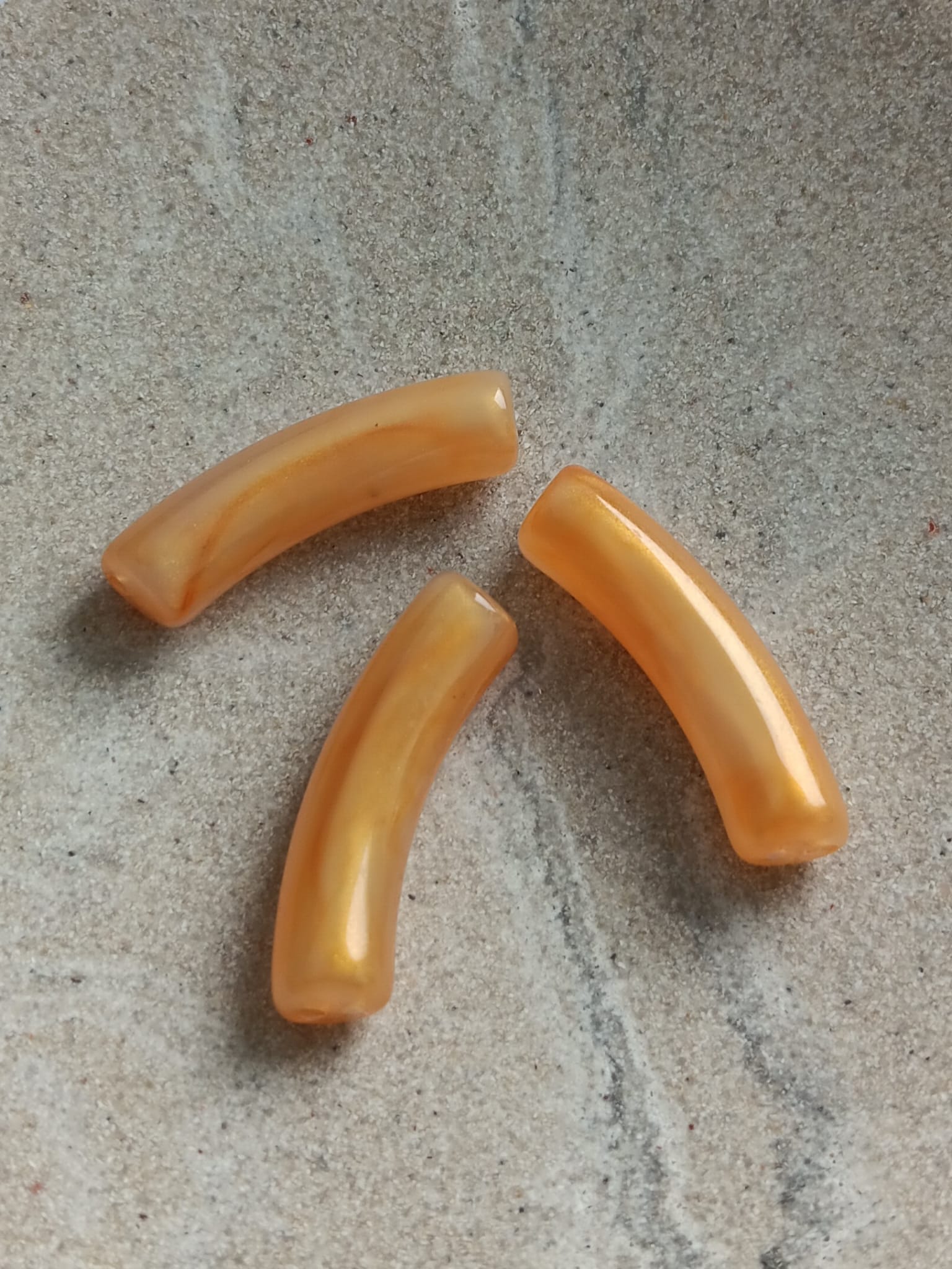 Perle tube incurvé en acrylique irrisé - 32x10 mm