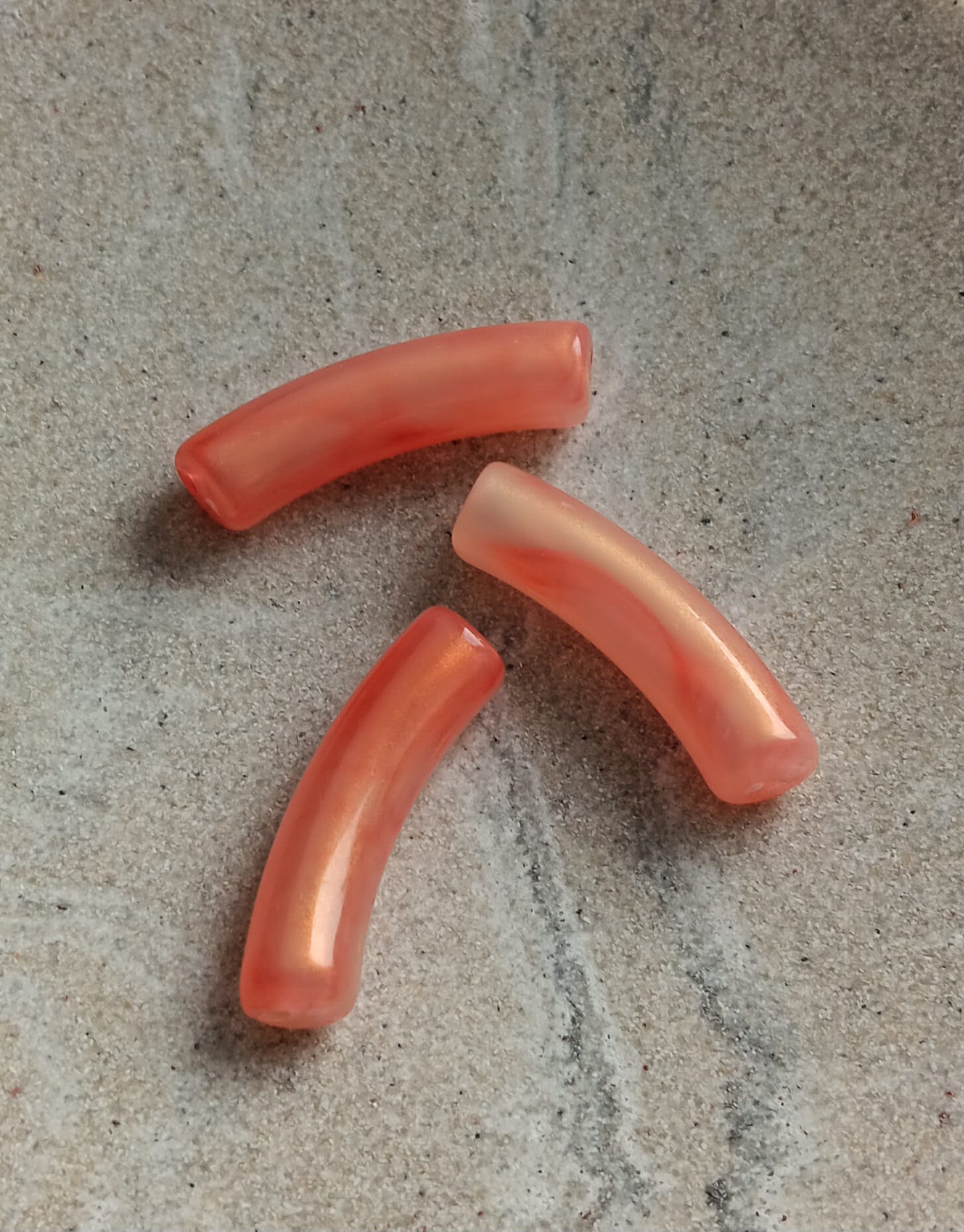 Perle tube incurvé en acrylique irrisé - 32x10 mm