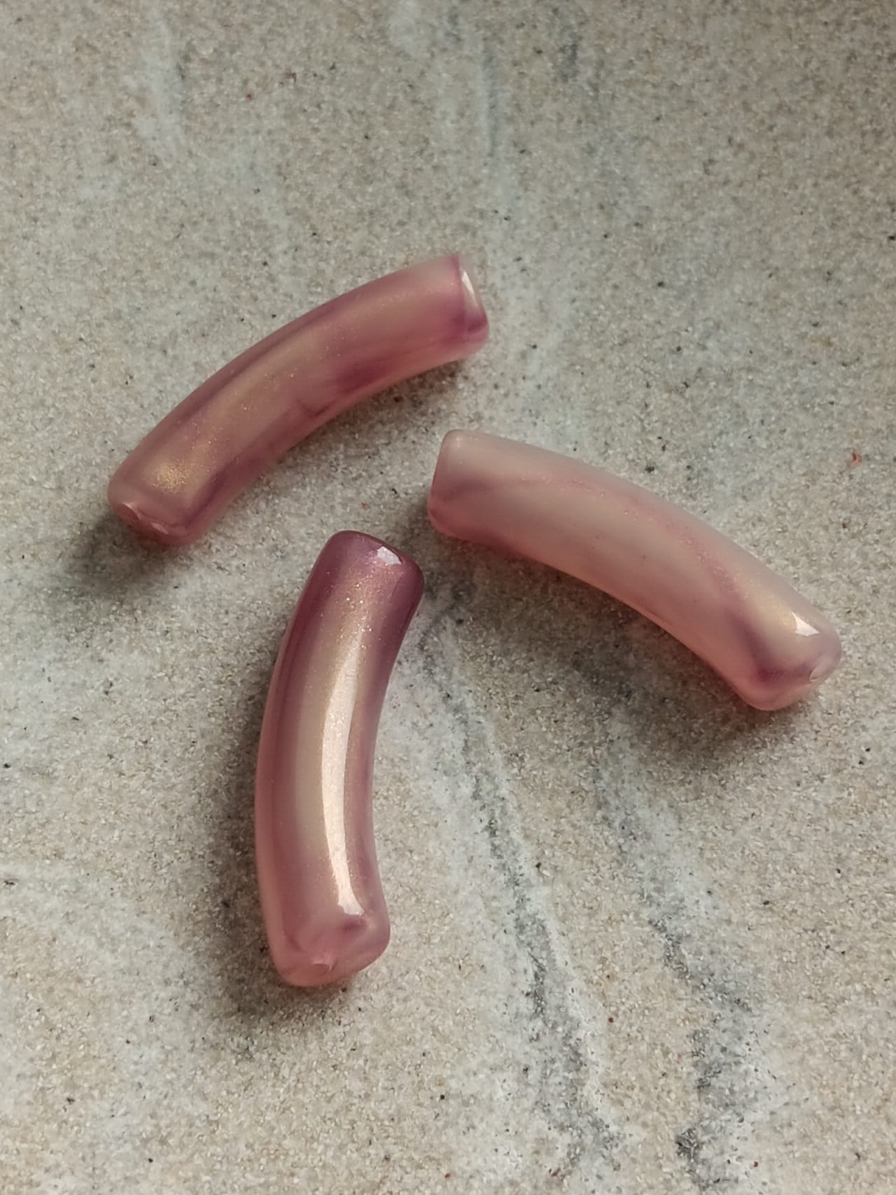 Perle tube incurvé en acrylique irrisé - 32x10 mm