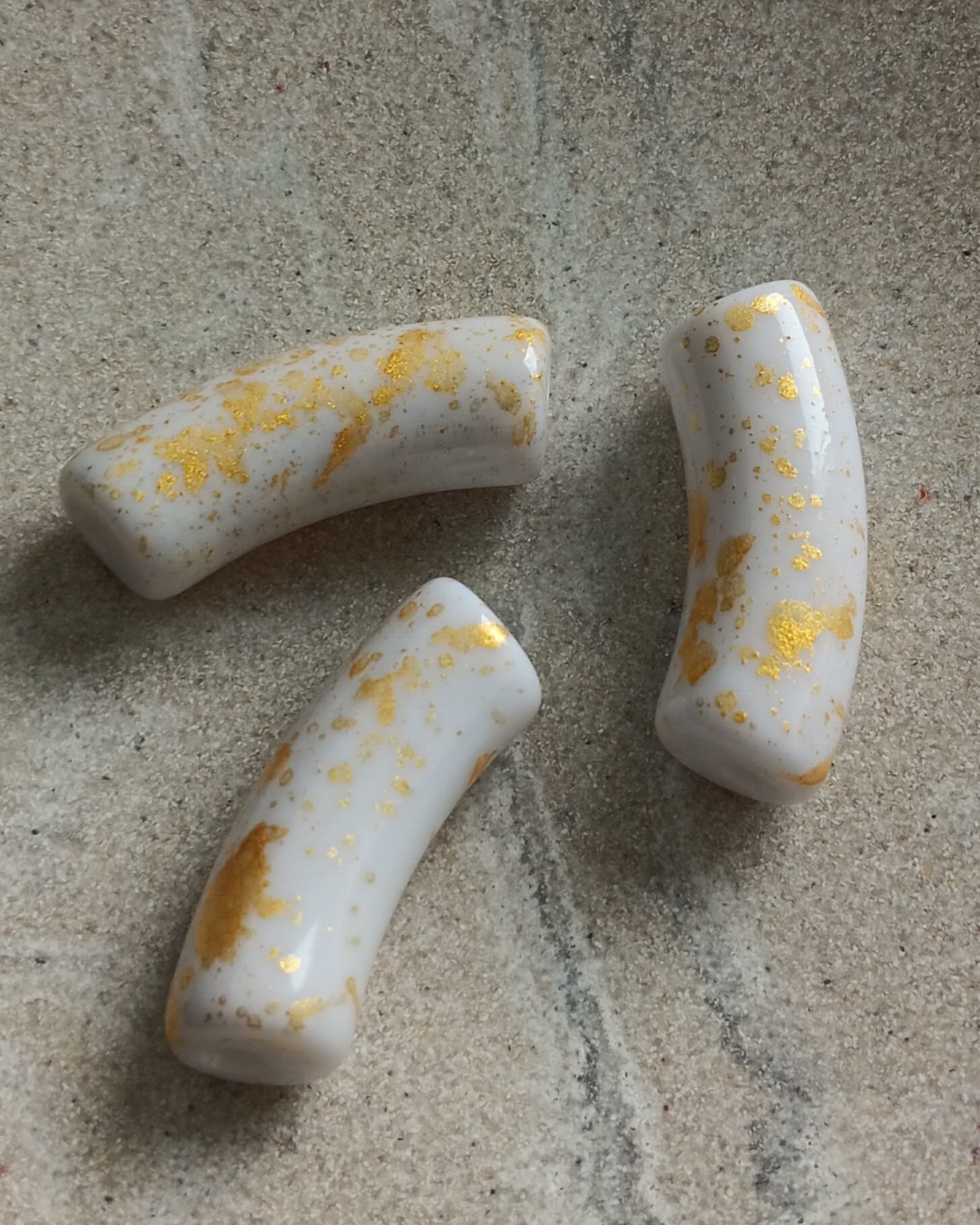 Perle tube incurvé en acrylique tacheté doré - 34x13 mm