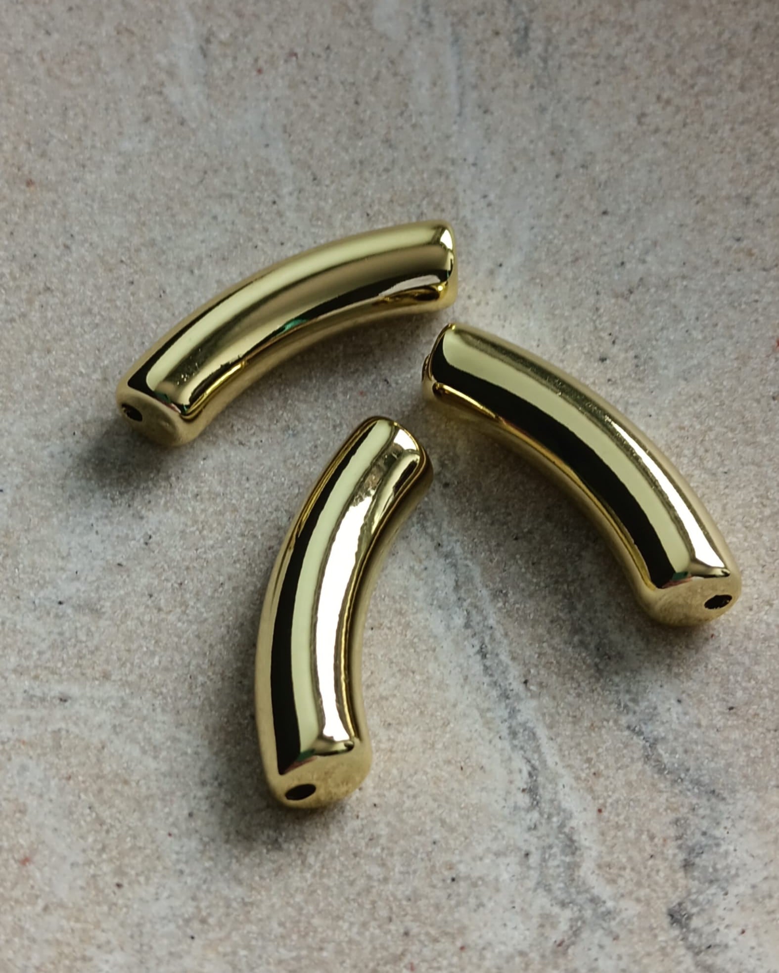 Perle tube incurvé en acrylique doré - 33x8 mm