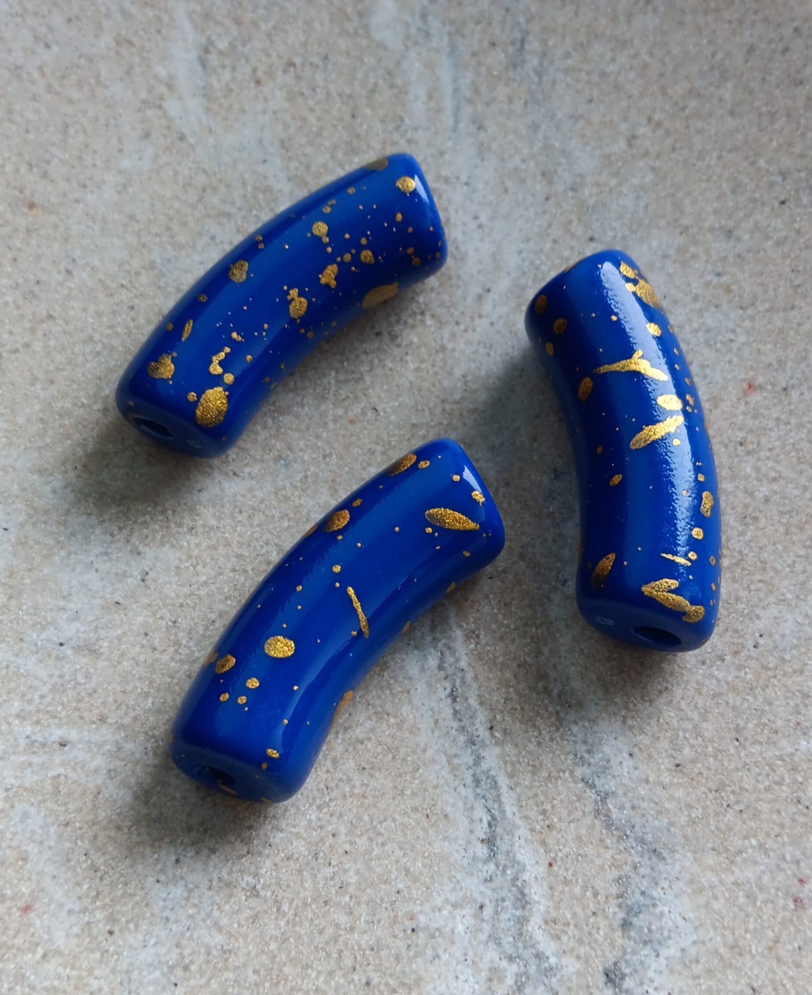 Perle tube incurvé en acrylique tacheté doré - 34x13 mm