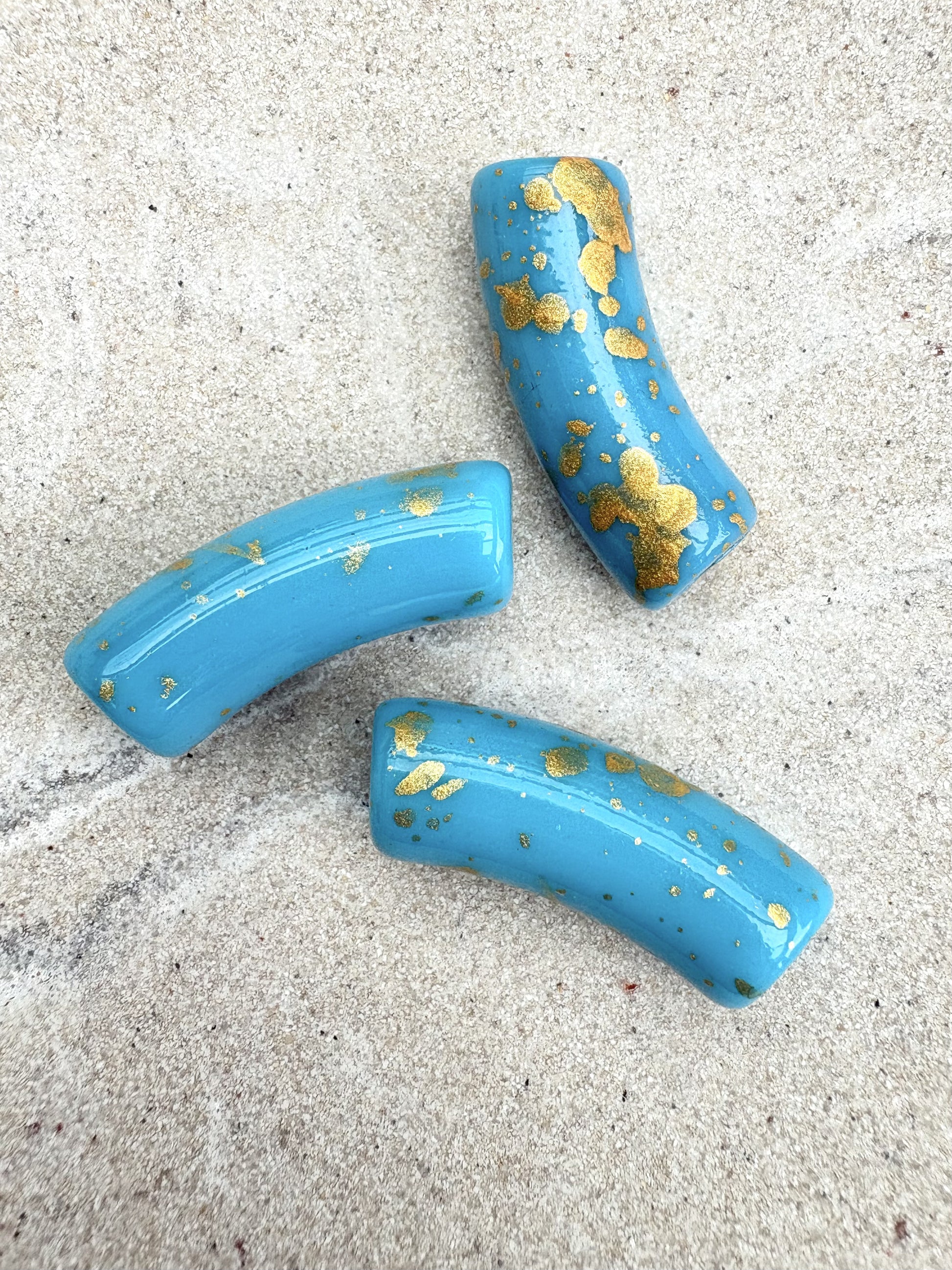 perlesetcreationbijoux - perles tubes incurvés en acrylique bleu tacheté doré 34x13 mm