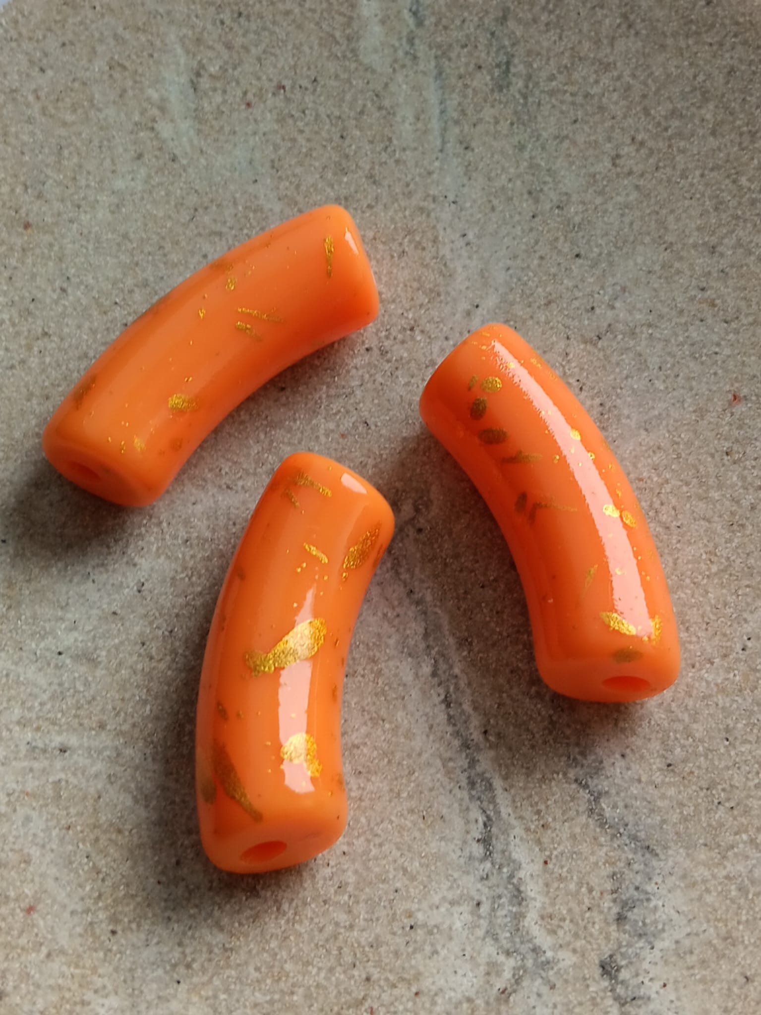 Perle tube incurvé en acrylique tacheté doré - 34x13 mm