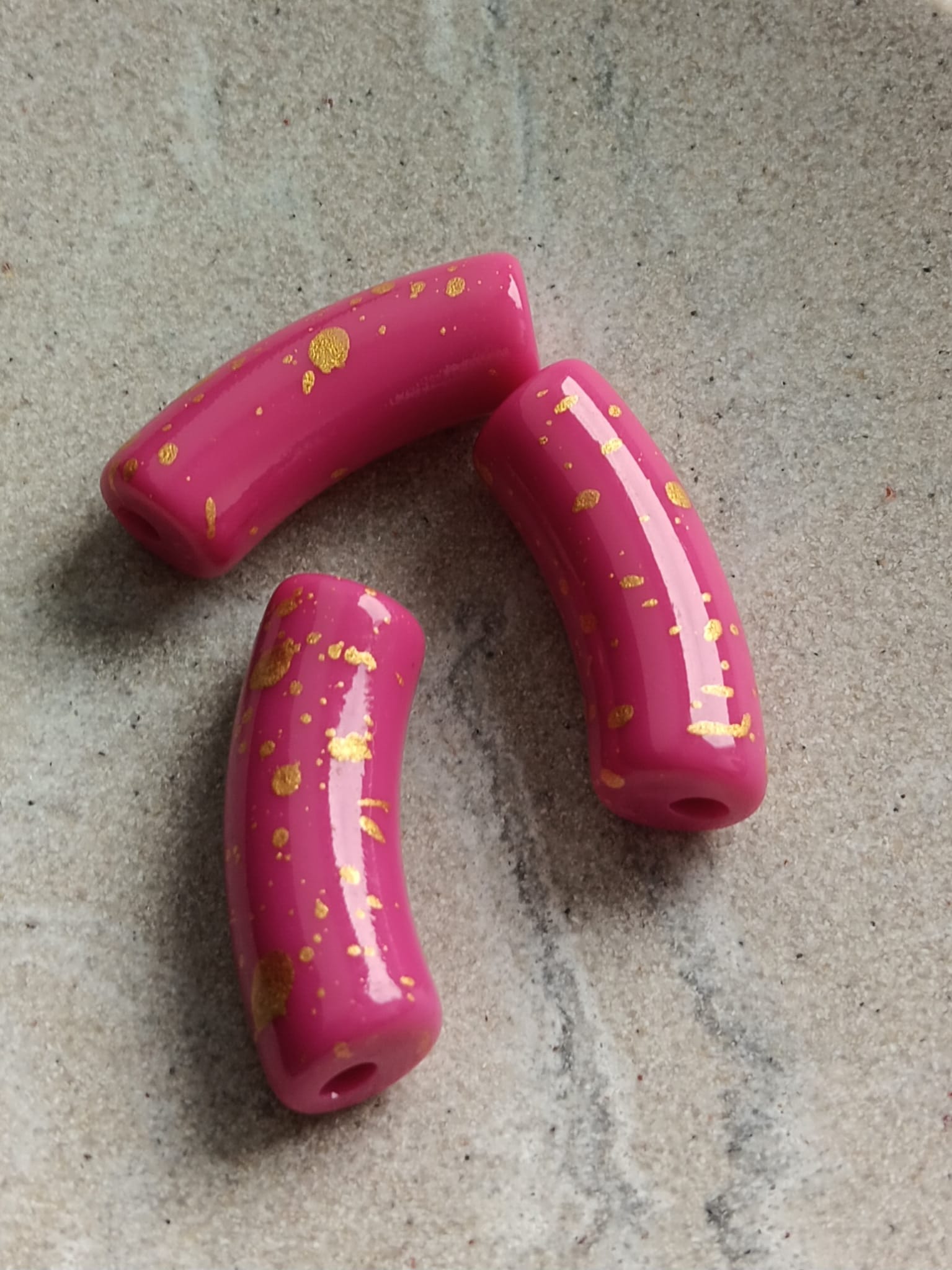 Perle tube incurvé en acrylique tacheté doré - 34x13 mm