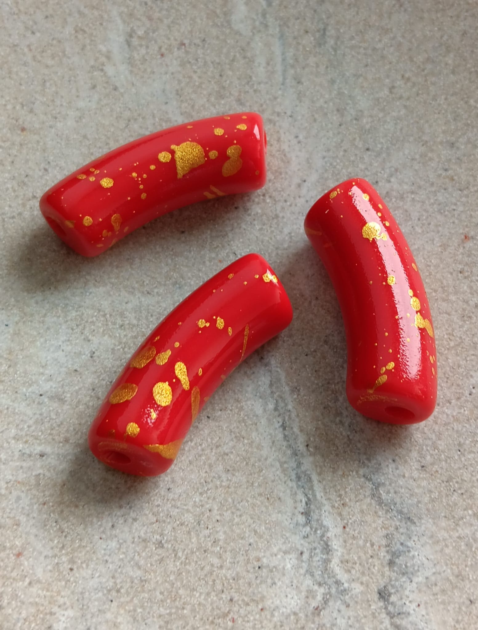 Perle tube incurvé en acrylique tacheté doré - 34x13 mm