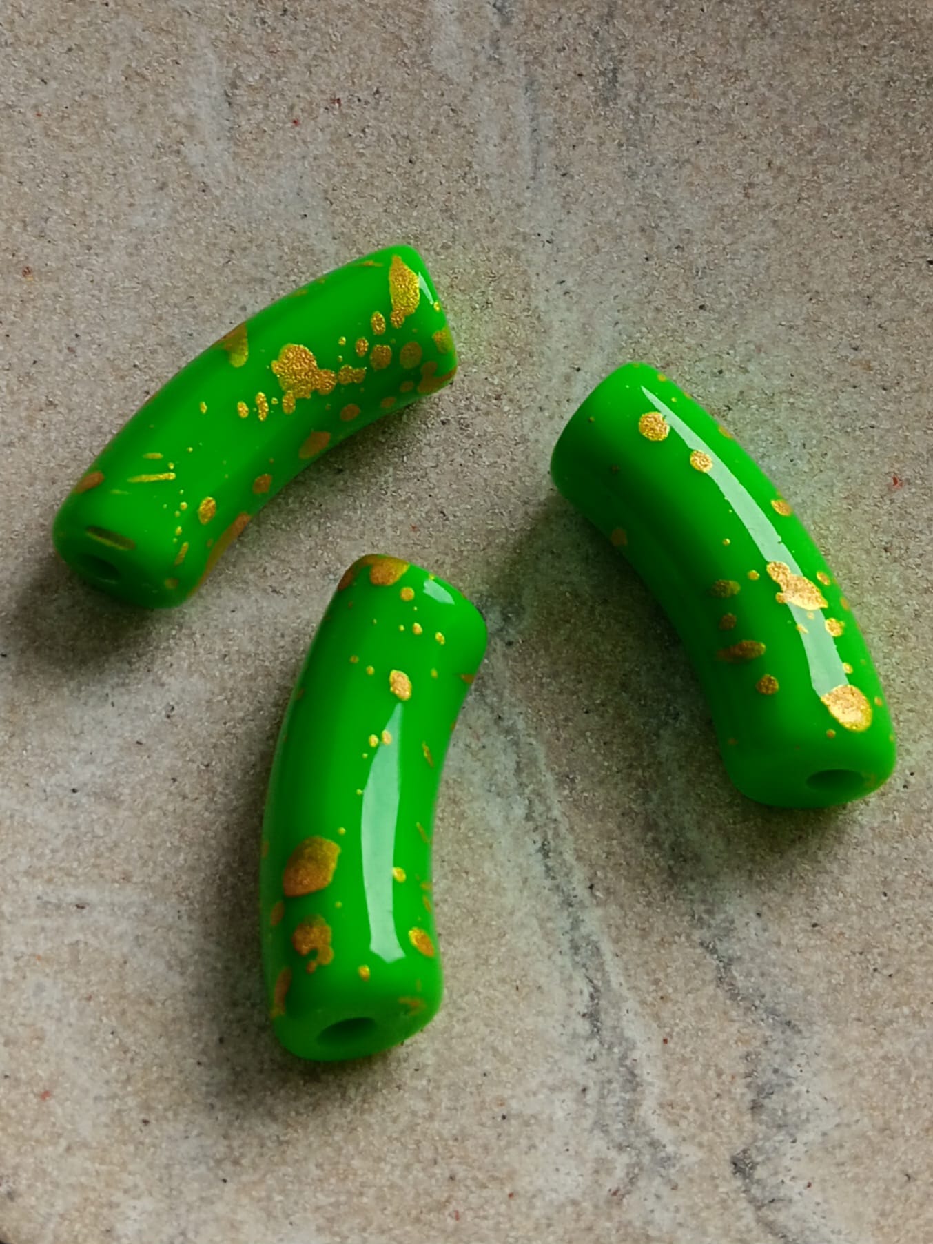 Perle tube incurvé en acrylique tacheté doré - 34x13 mm