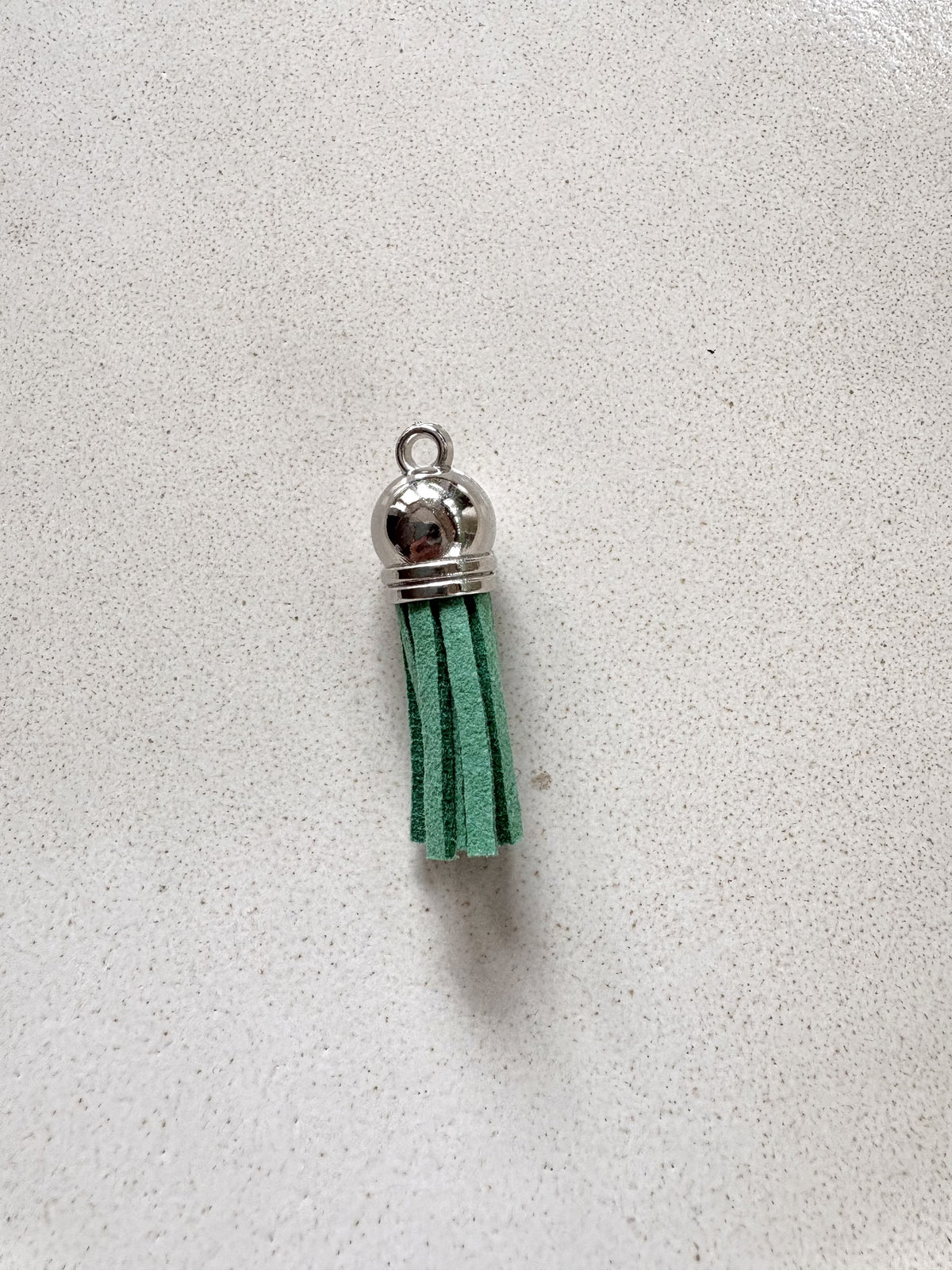 perlesetcreationbijoux - pompon suédine attache argentée 36 mm vert