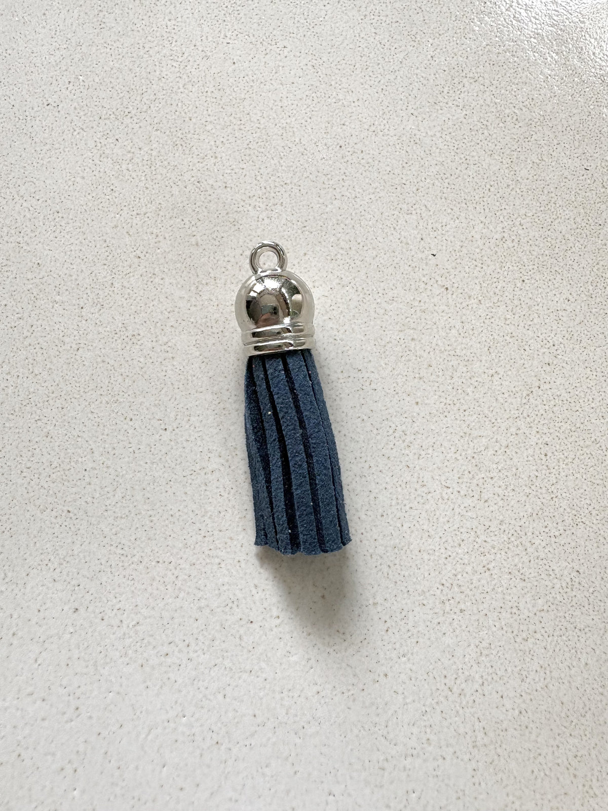 perlesetcreationbijoux - pompon suédine attache argentée 36 mm bleu profond