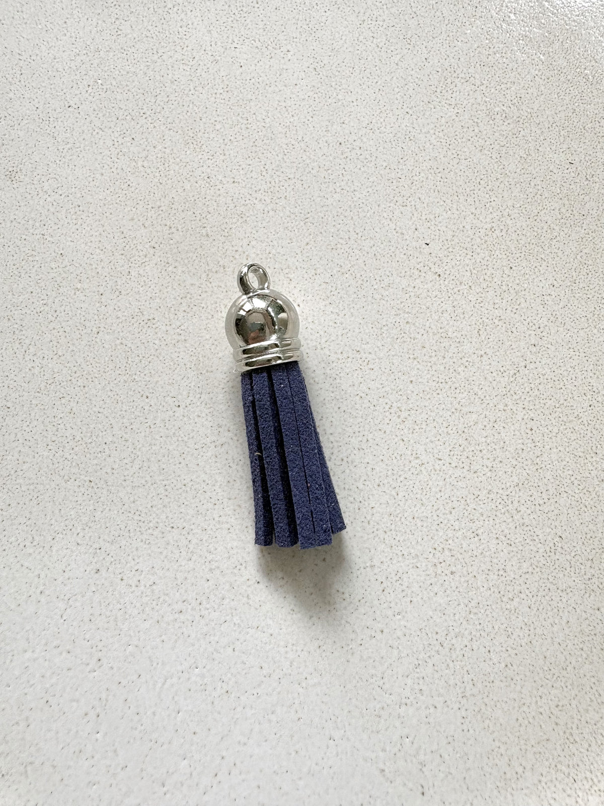 perlesetcreationbijoux - pompon suédine attache argentée 36 mm bleu marine