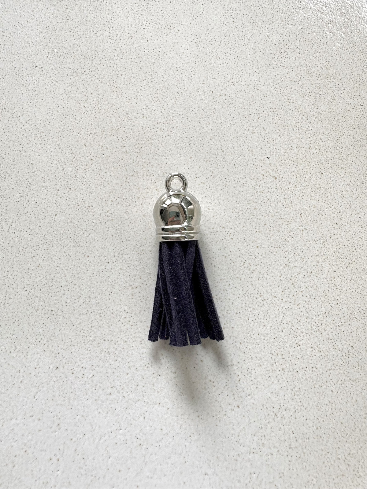 perlesetcreationbijoux - pompon suédine attache argentée 36 mm bleu nuit