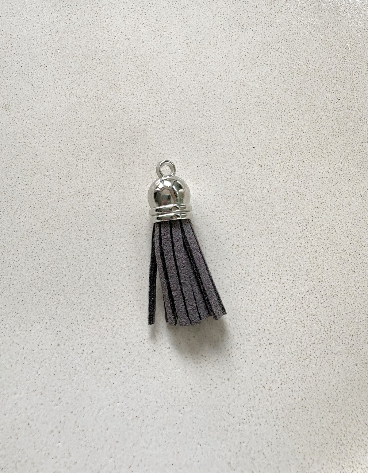 perlesetcreationbijoux - pompon suédine attache argentée 36 mm gris