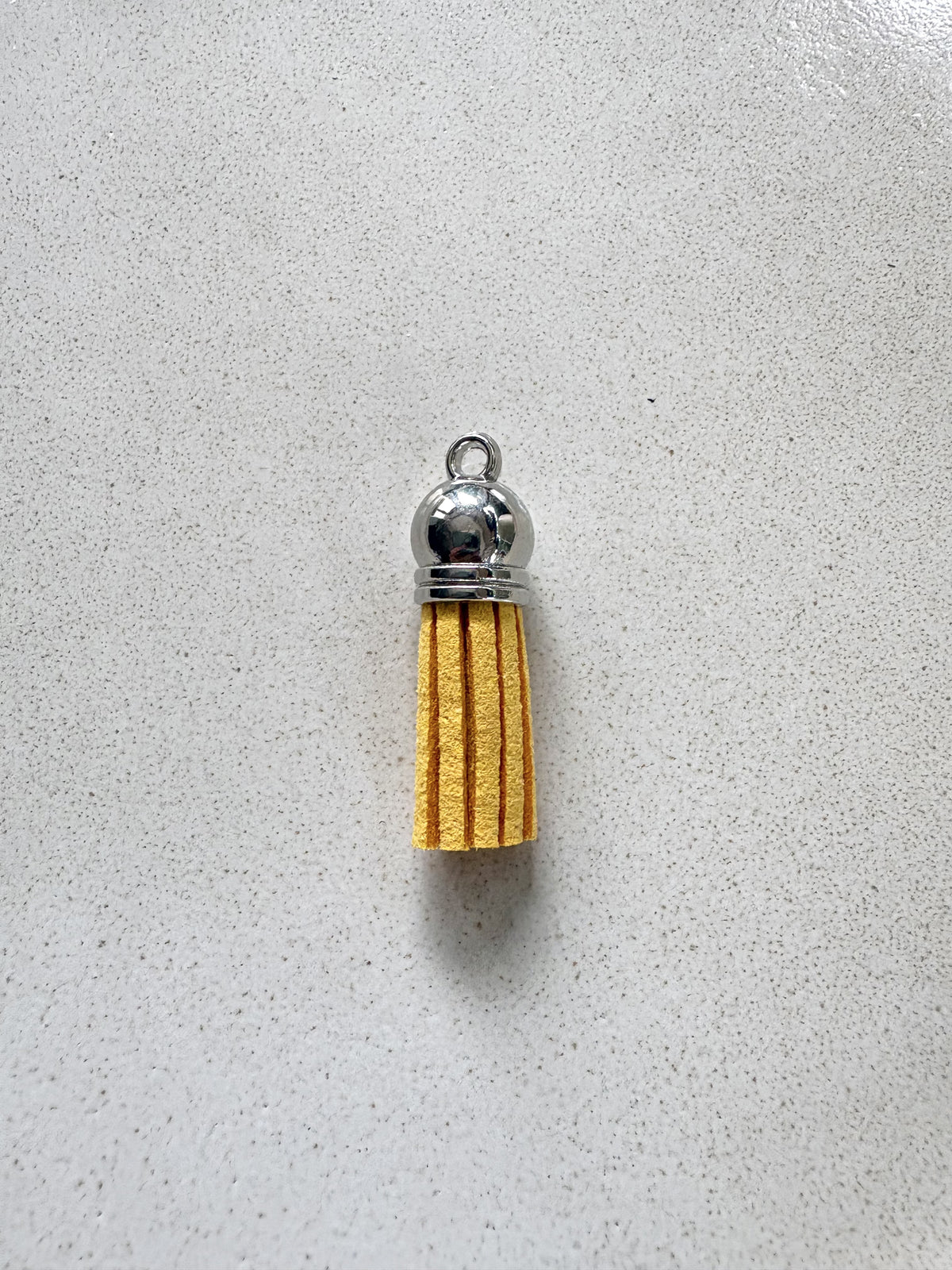 perlesetcreationbijoux - pompon suédine attache argentée 36 mm jaune moutarde