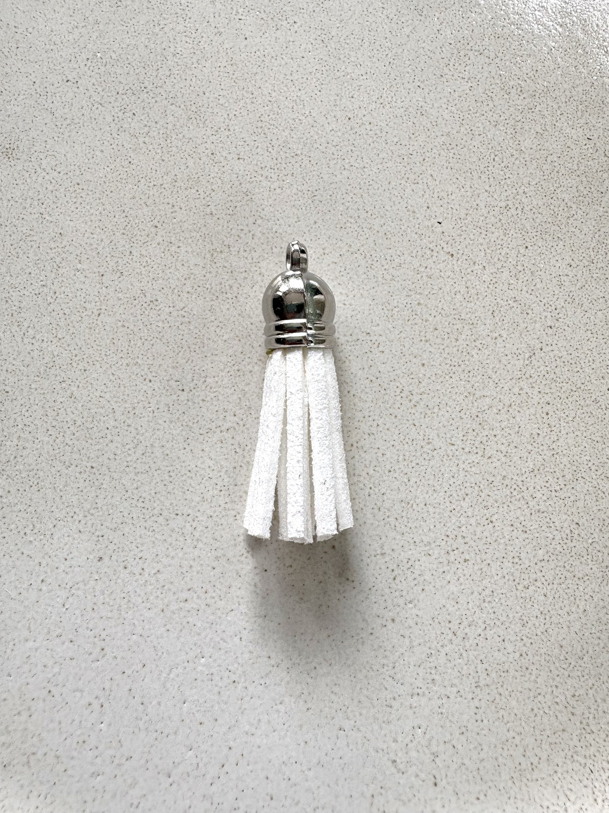 perlesetcreationbijoux - pompon suédine attache argentée 36 mm blanc
