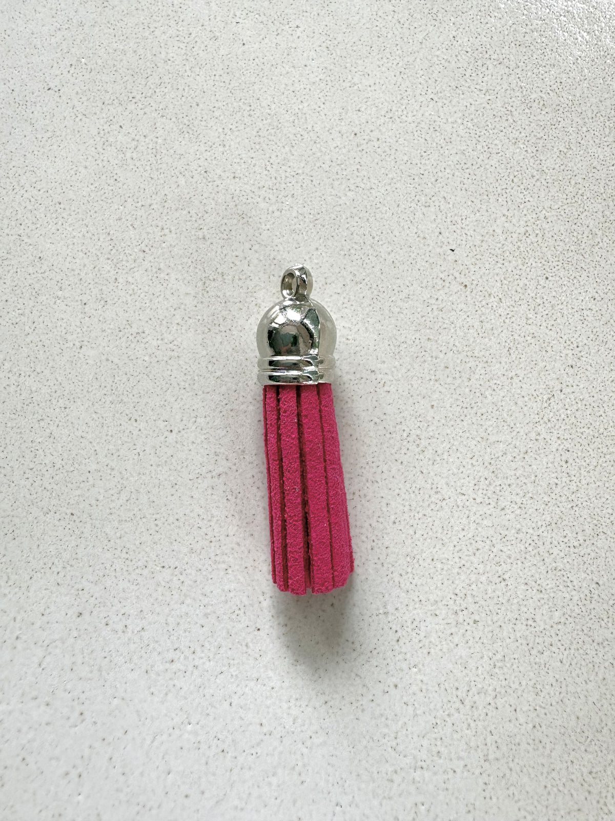 perlesetcreationbijoux - pompon suédine attache argentée 36 mm rose fuchsia