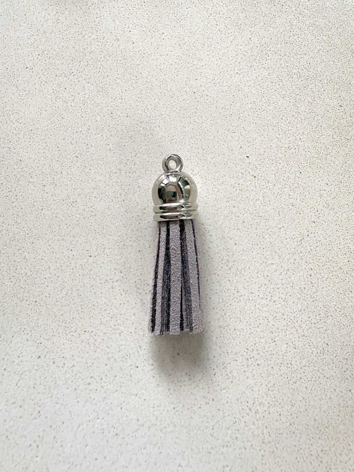 perlesetcreationbijoux - pompon suédine attache argentée 36 mm gris