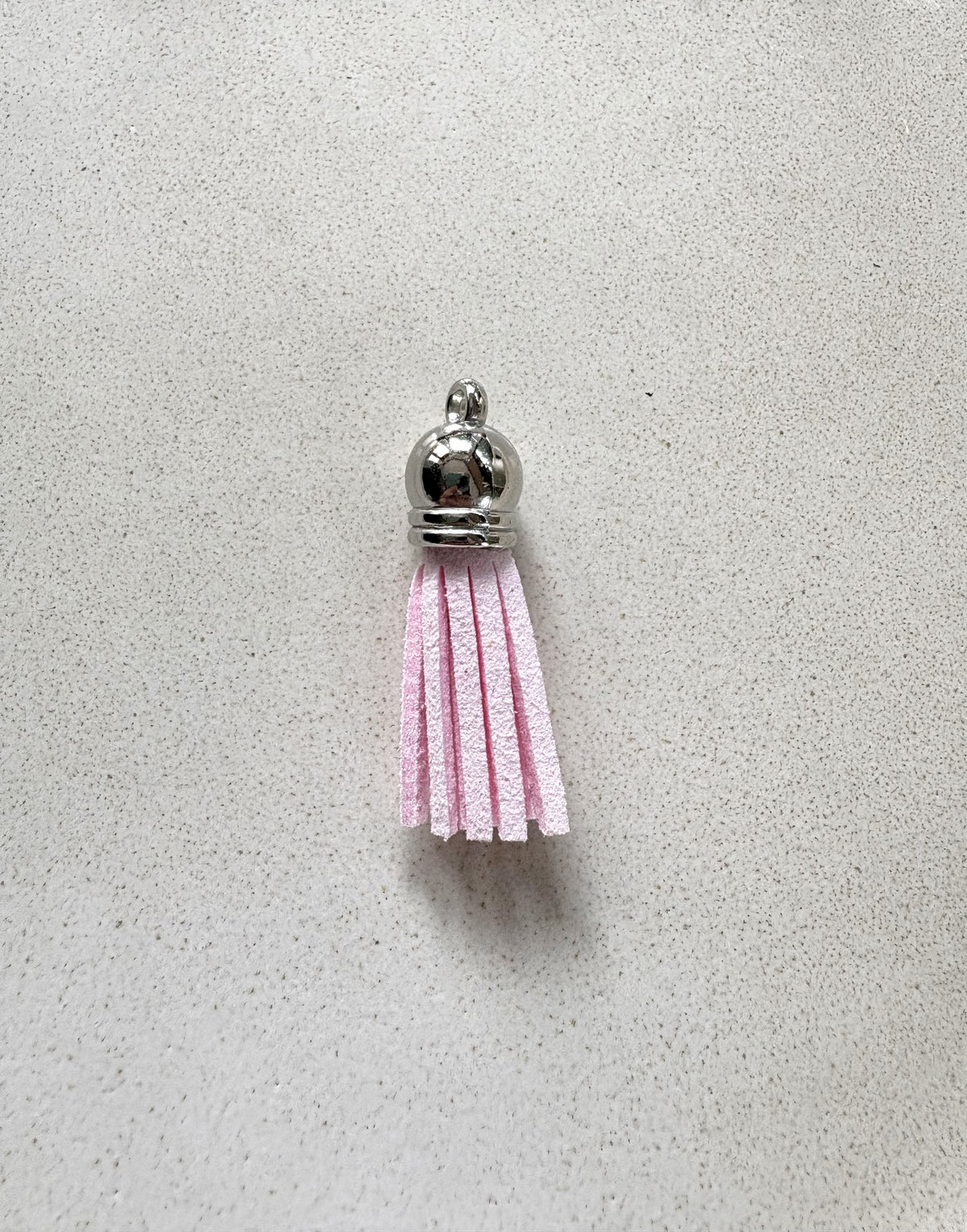 perlesetcreationbijoux - pompon suédine attache argentée 36 mm rose pâle