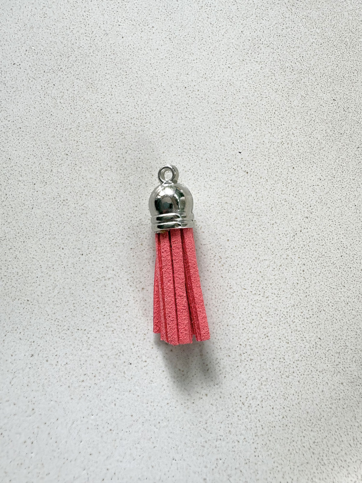 perlesetcreationbijoux - pompon suédine attache argentée 36 mm rouge cerise