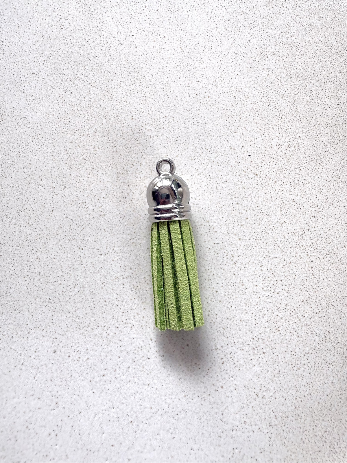 perlesetcreationbijoux - pompon suédine attache argentée 36 mm vert olive