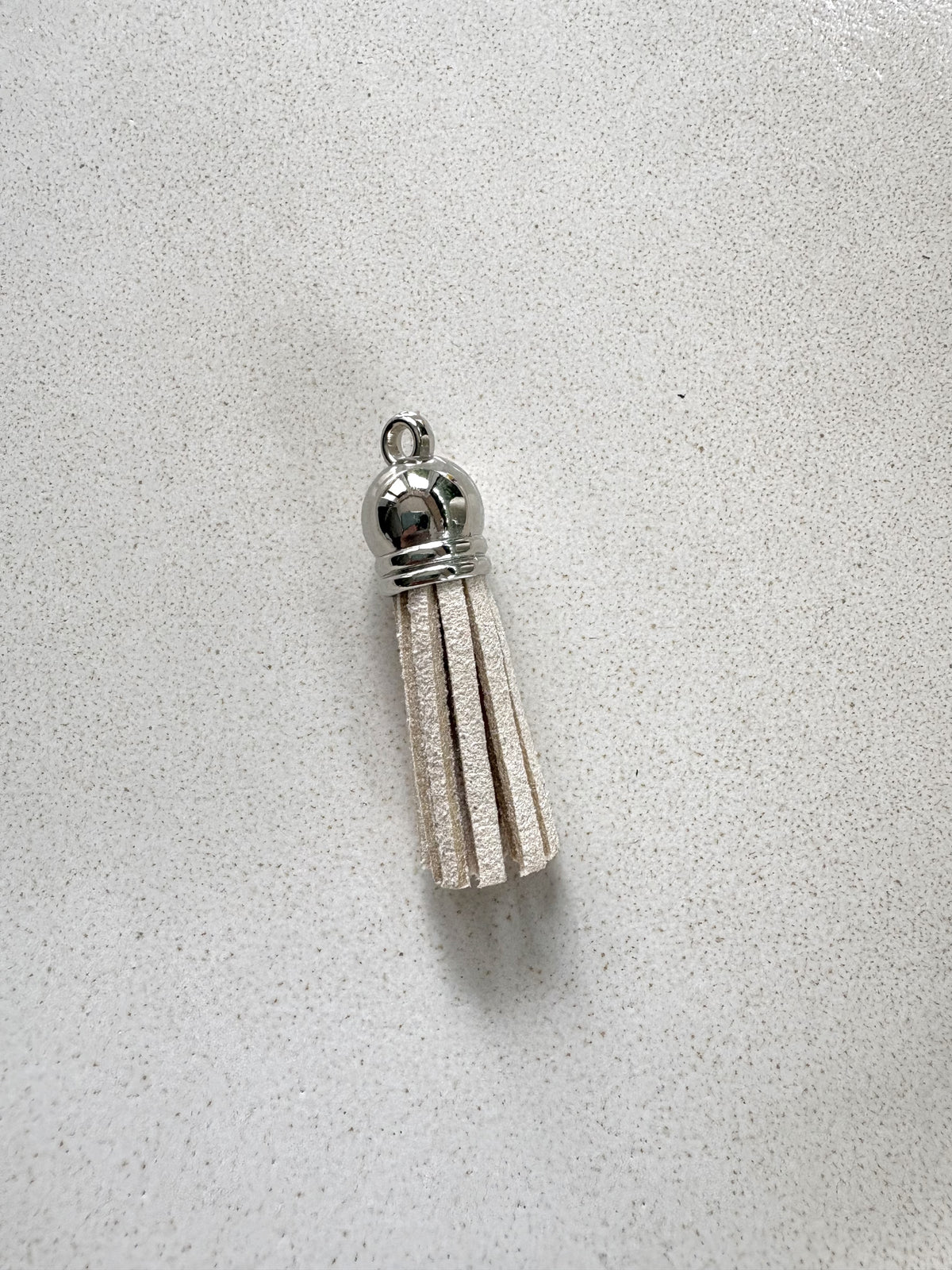 perlesetcreationbijoux - pompon suédine attache argentée 36 mm beige