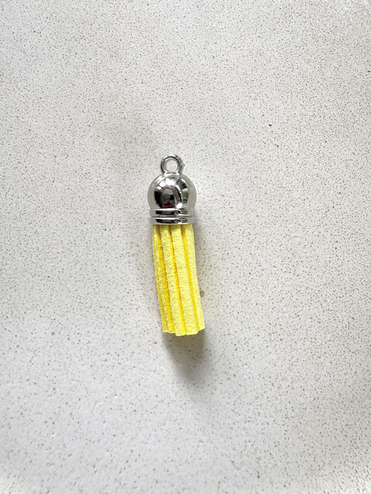 perlesetcreationbijoux - pompon suédine attache argentée 36 mm jaune