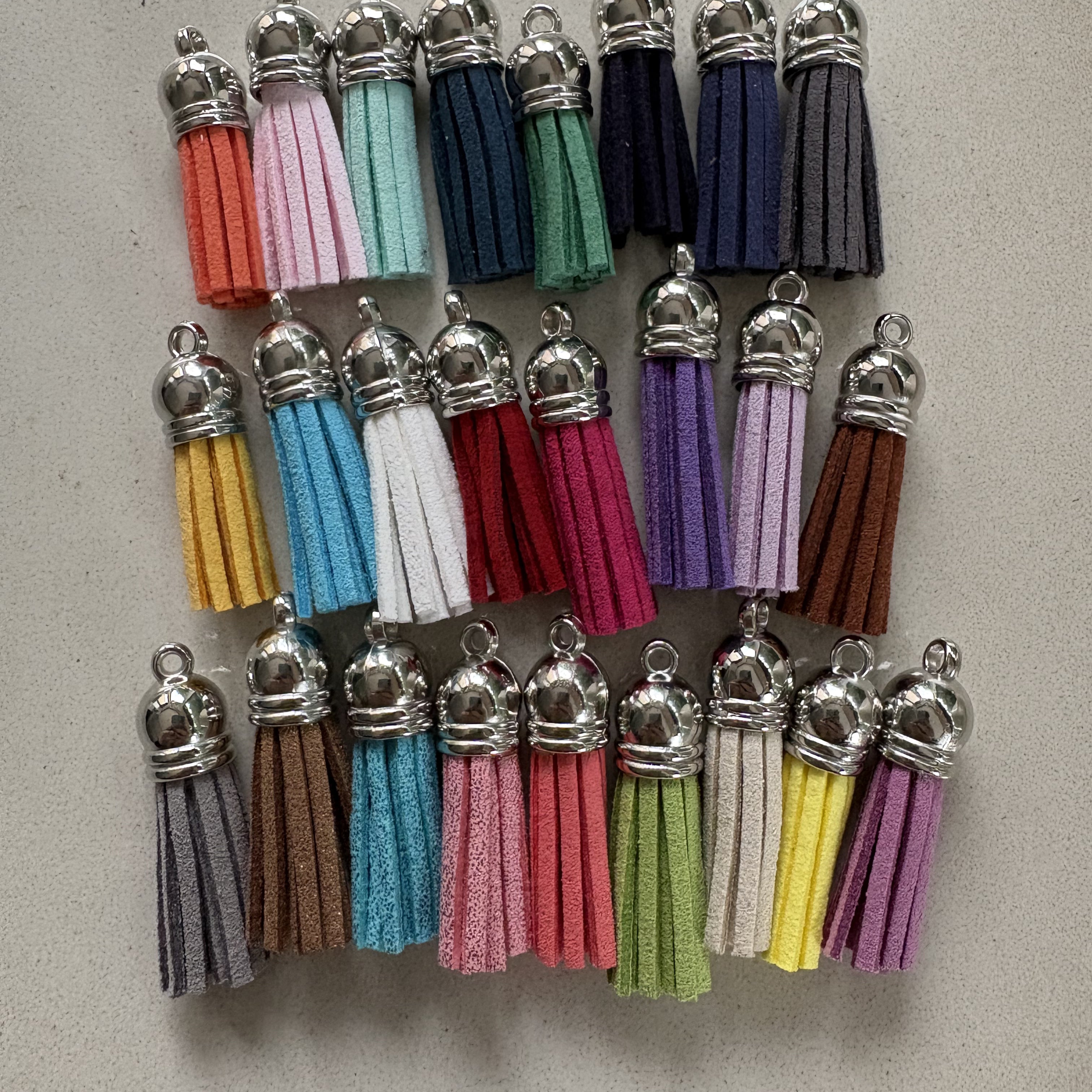 perlesetcreationbijoux - pompon suédine attache argentée 36 mm de différentes couleurs