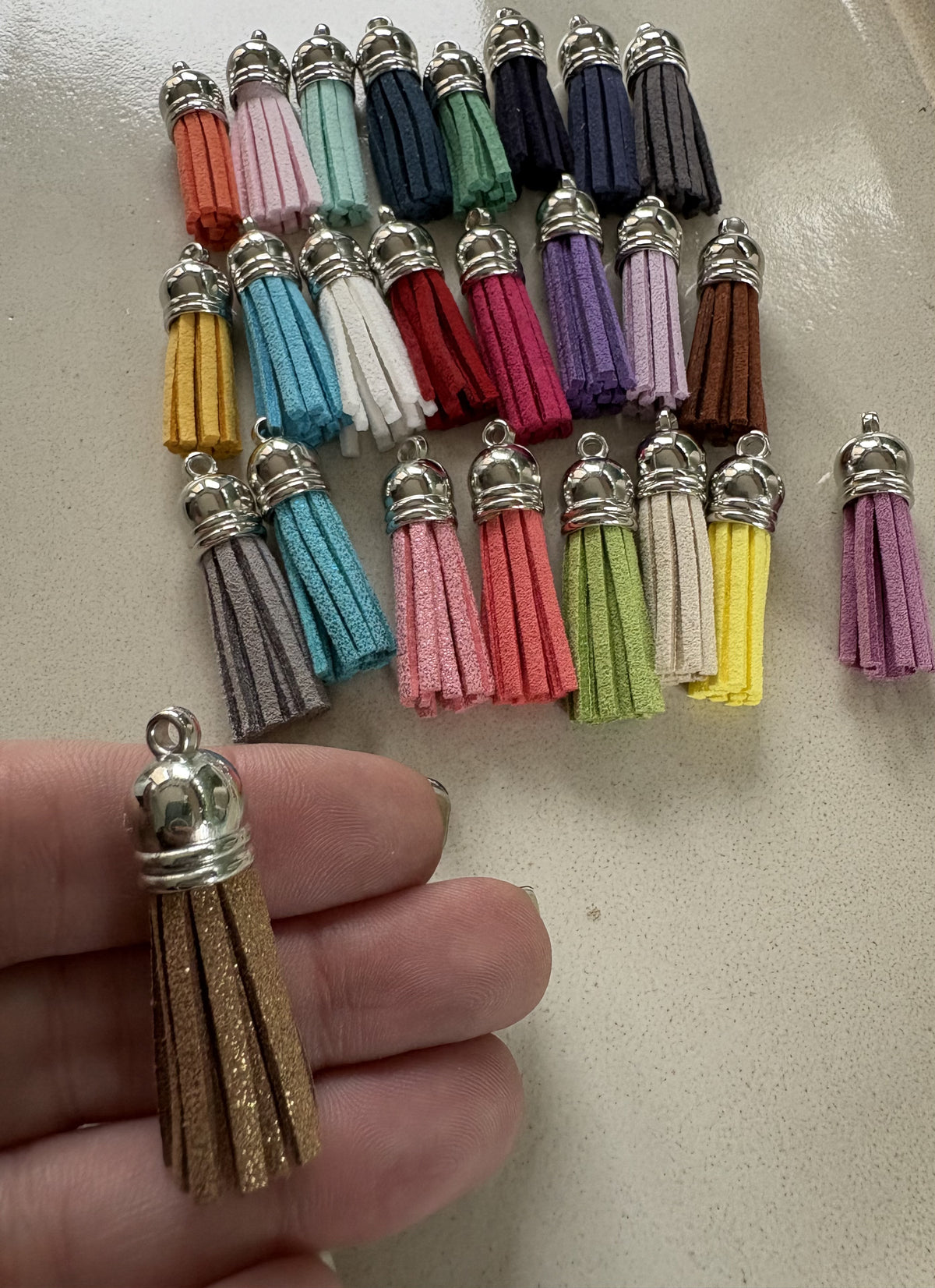 perlesetcreationbijoux - pompon suédine attache argentée 36 mm de différentes couleurs