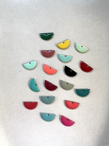 perlesetcreationbijoux - sequins émaillés demi-lune 8x15 mm de différentes couleurs