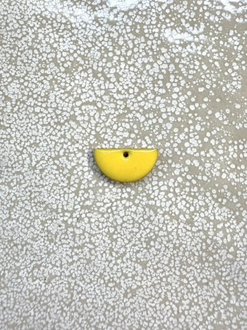 perlesetcreationbijoux - sequin émaillé demi-lune 8x15 mm jaune