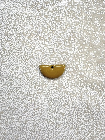 perlesetcreationbijoux - sequin émaillé demi-lune 8x15 mm jaune moutarde
