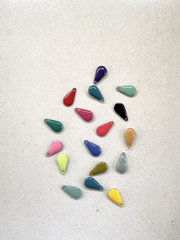 perlesetcreationbijoux - sequins émaillés goutte 12x6 mm de différentes couleurs