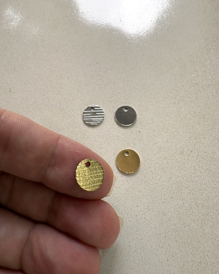 perlesetcreationbijoux - sequins rond strié acier inoxydable 10 mm argenté et doré